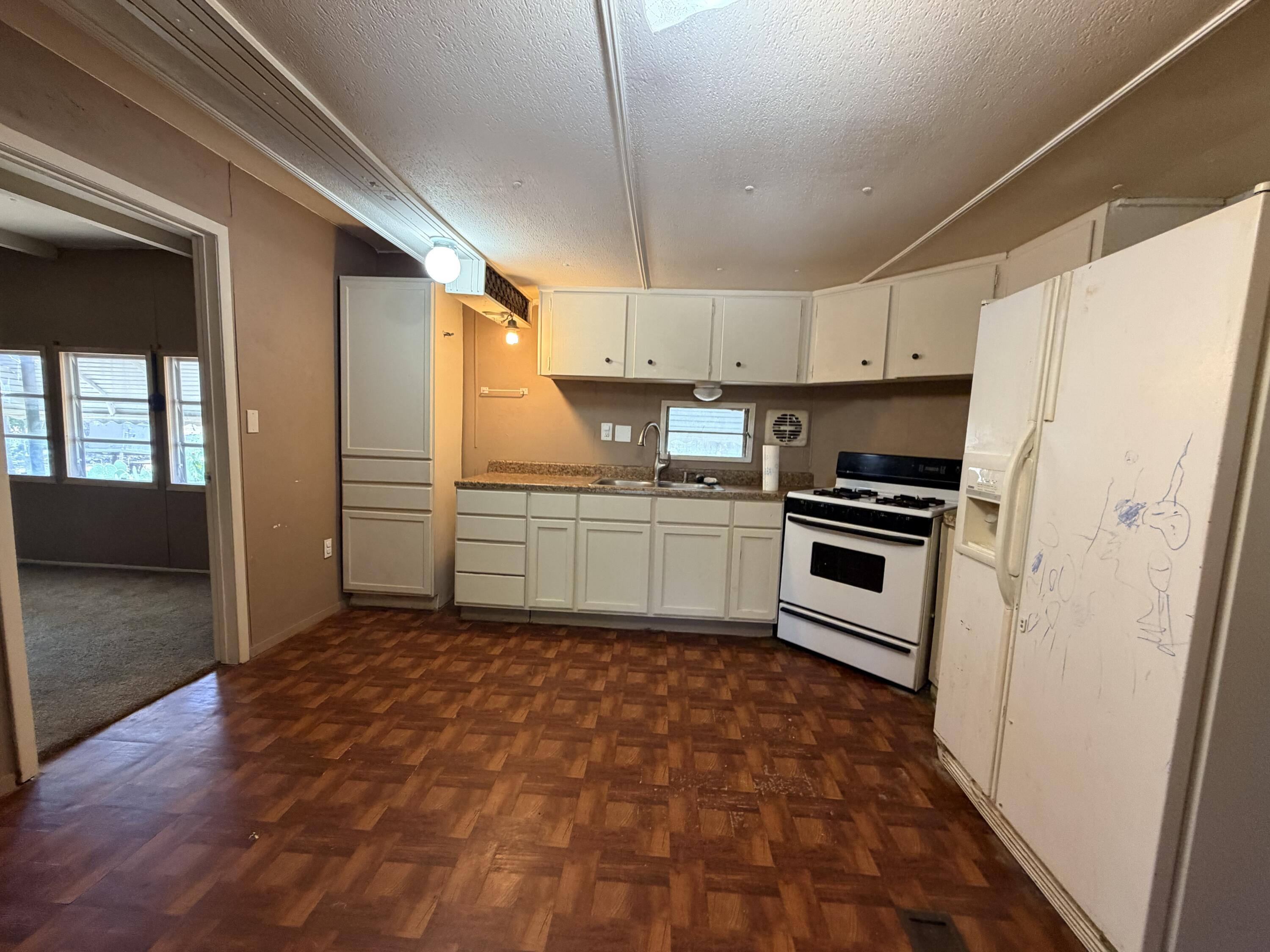 316 E 24th Street Property Photo 5