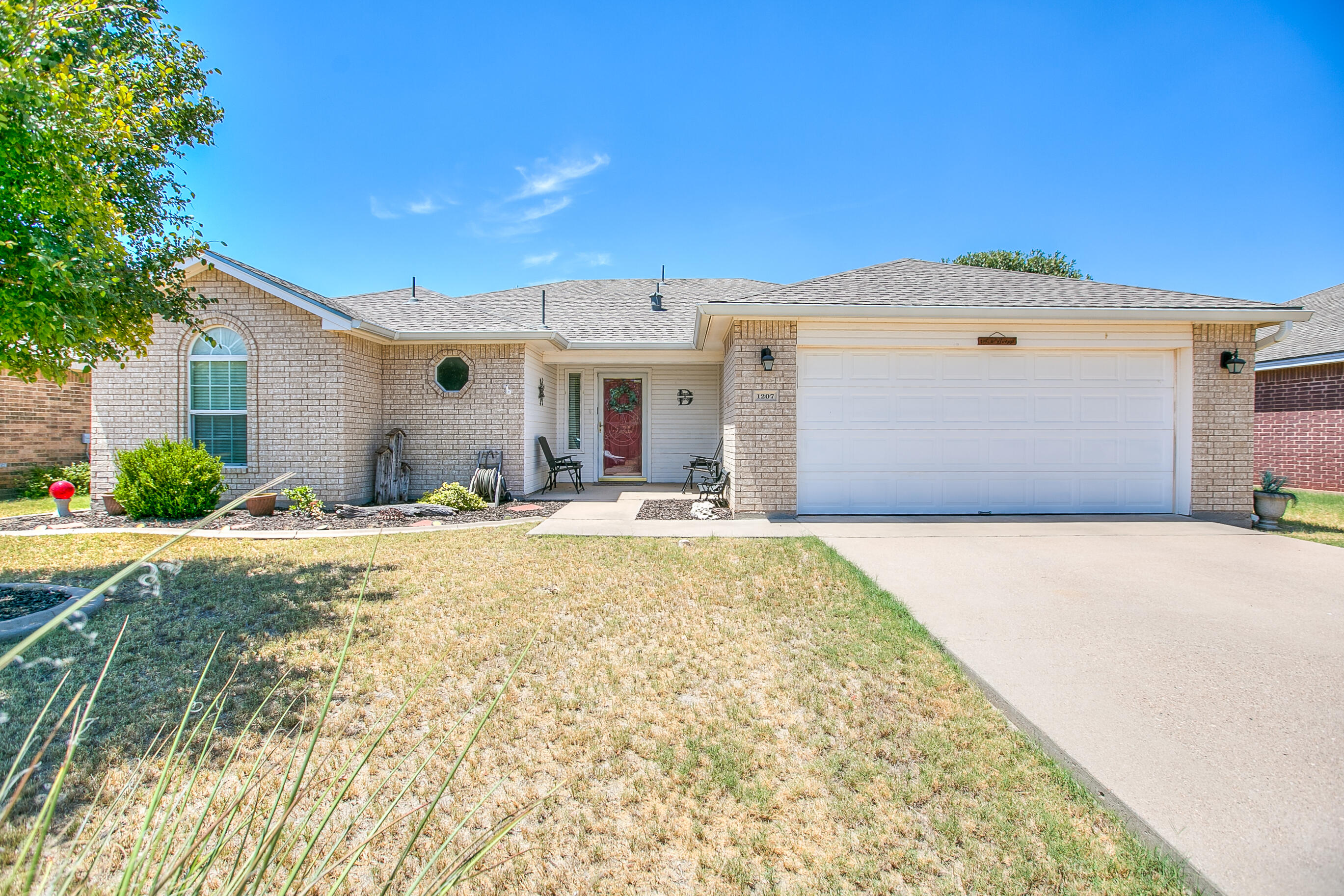 1207 Wallace Lane Property Photo 1