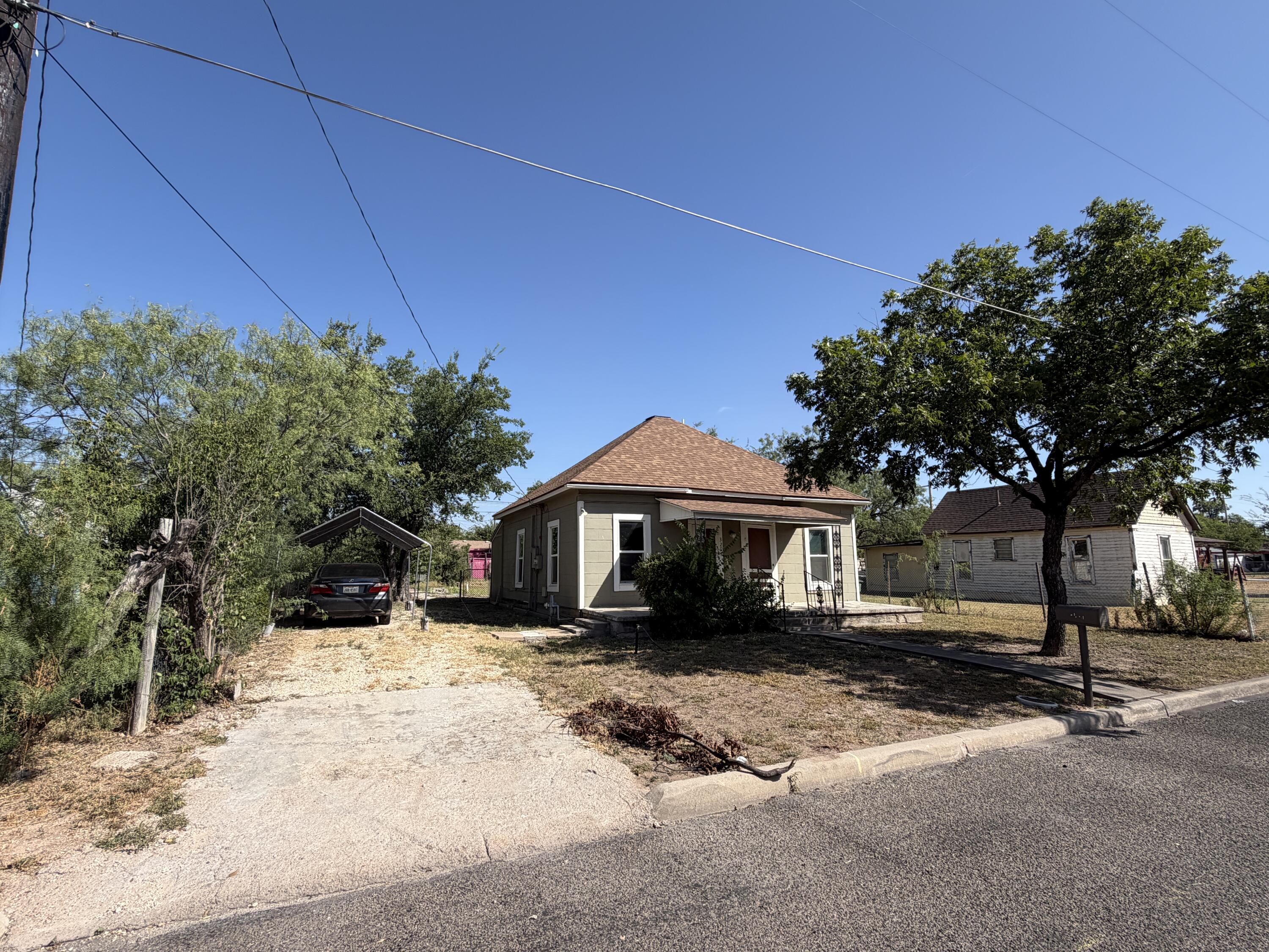 320 E 12th Street Property Photo 4