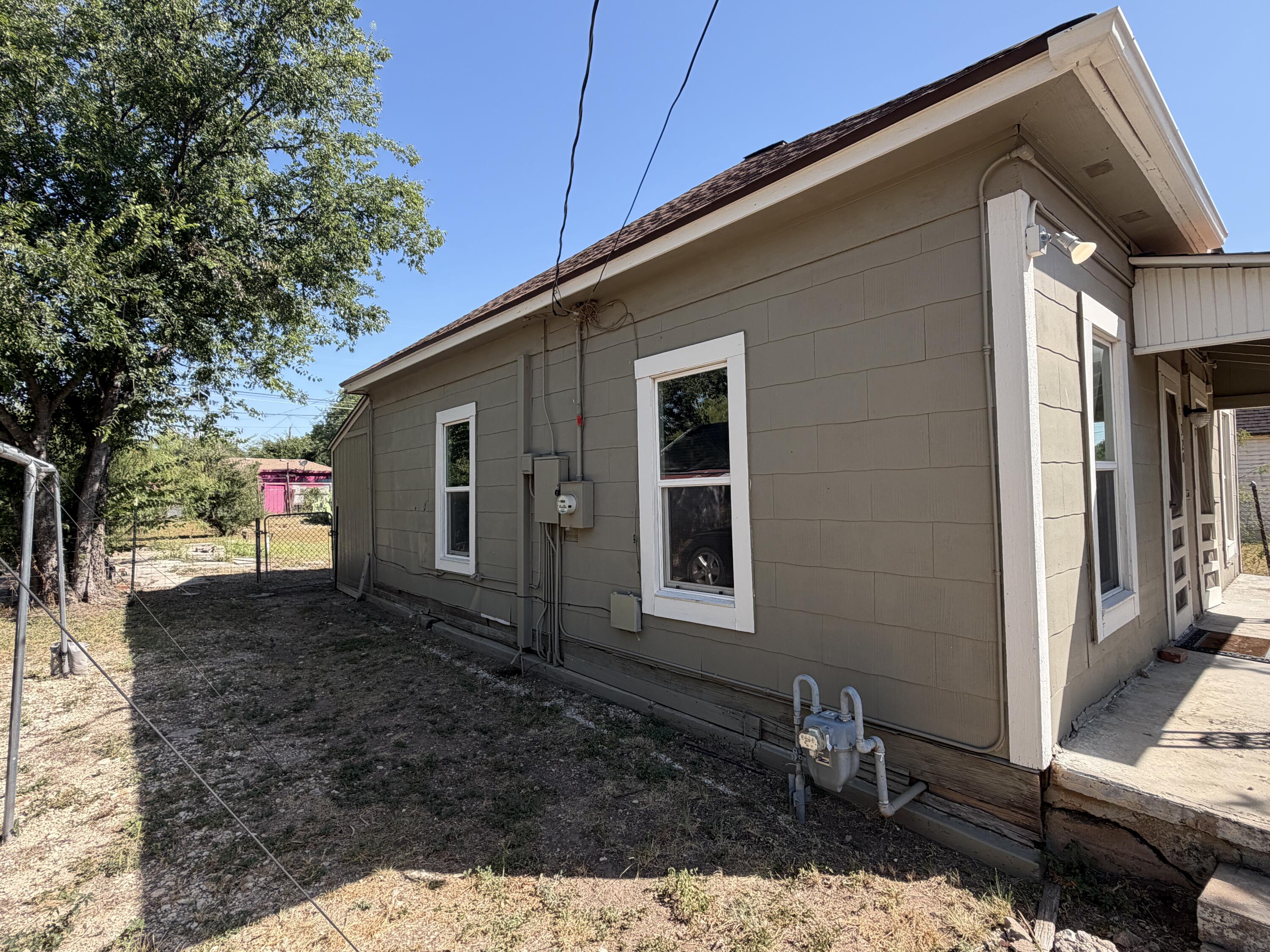 320 E 12th Street Property Photo 5