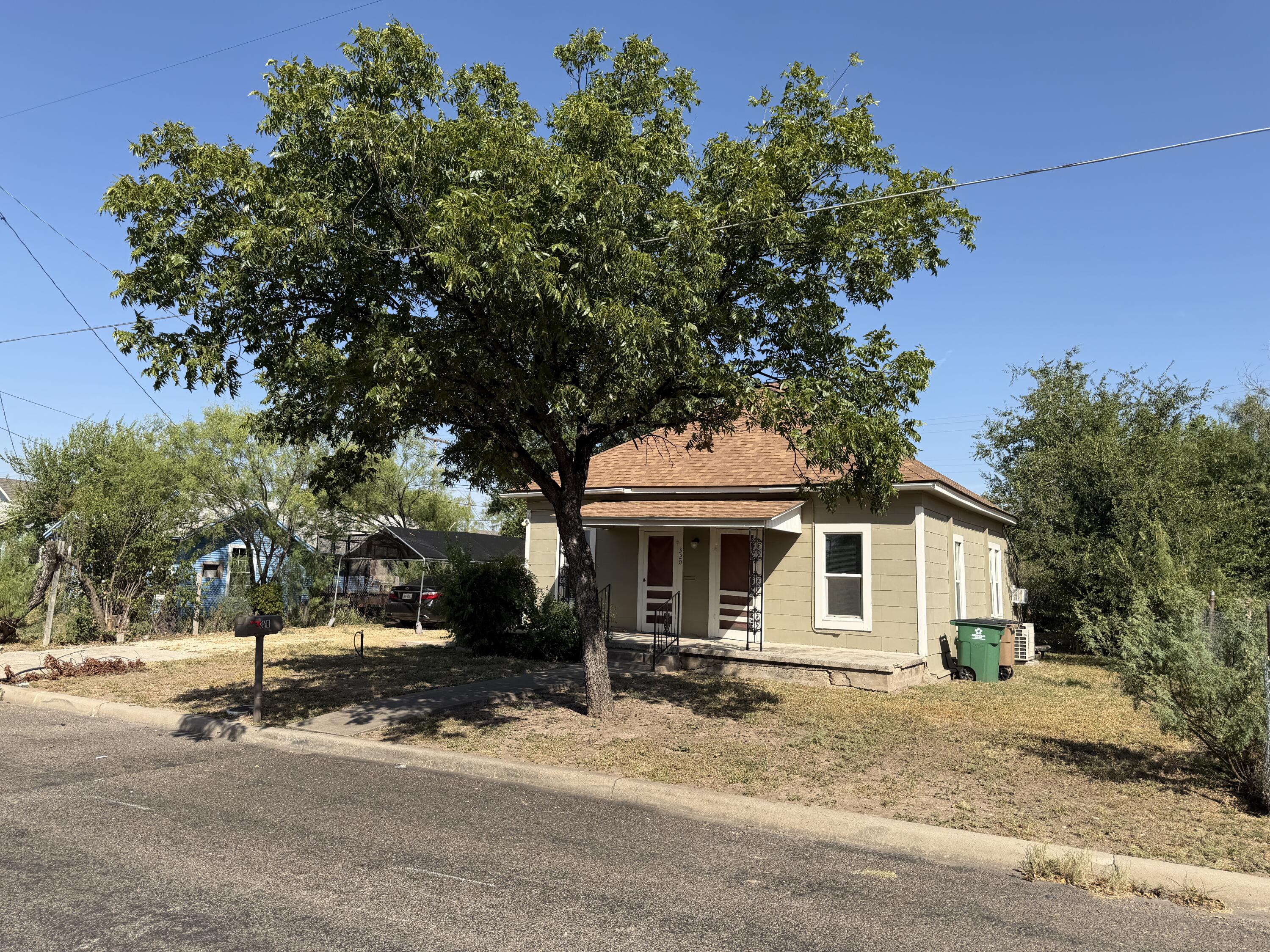 320 E 12th Street Property Photo 6