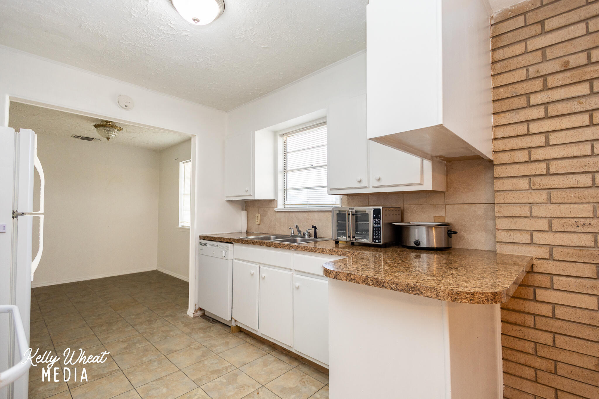 3605 Honeysuckle Lane Property Photo 6
