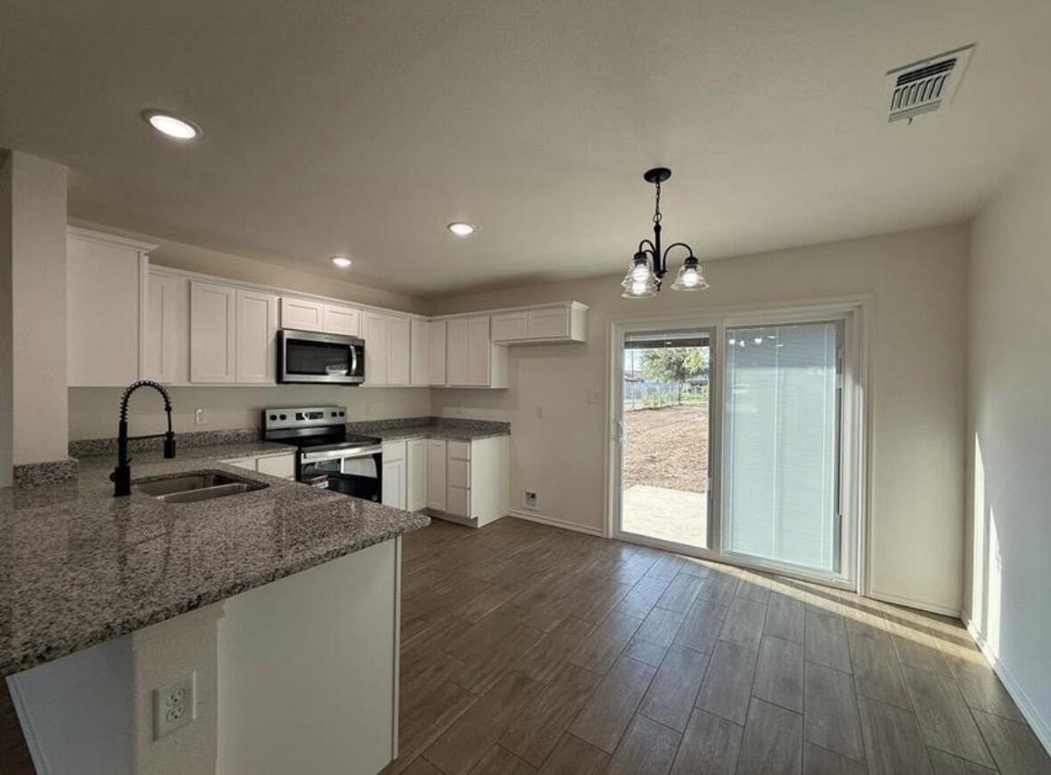 426 W Avenue U Property Photo 5