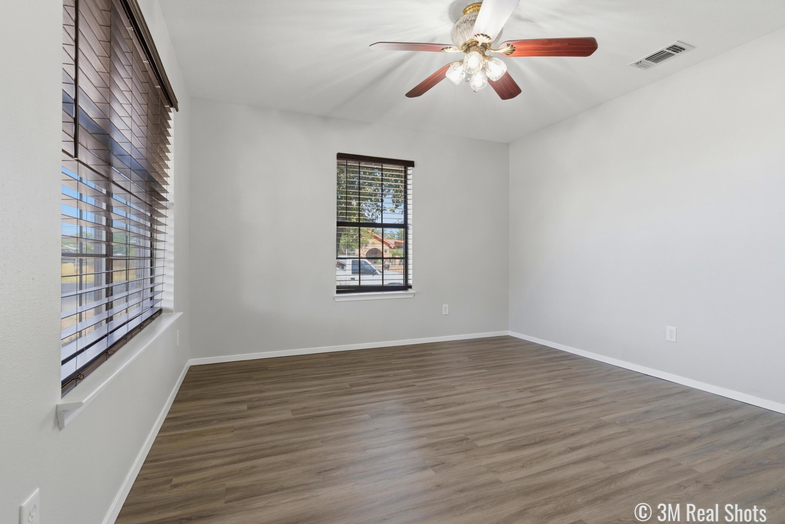 324 W Avenue S Property Photo 6