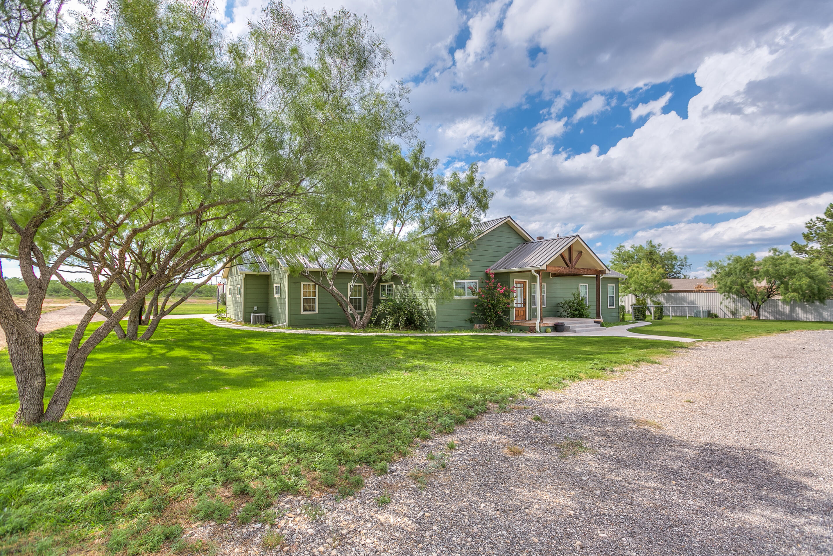 15555 Deer Valley Loop Property Photo 3