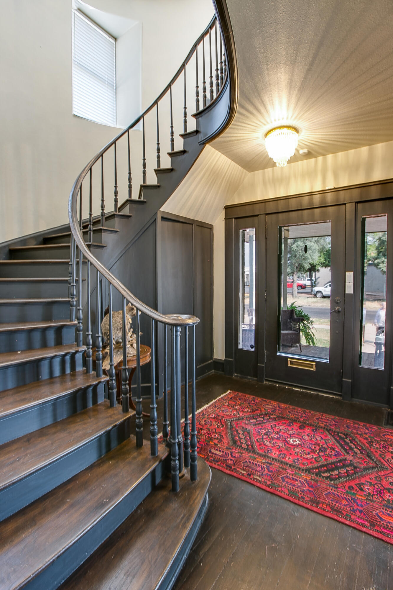 225 W Twohig Avenue Property Photo 8