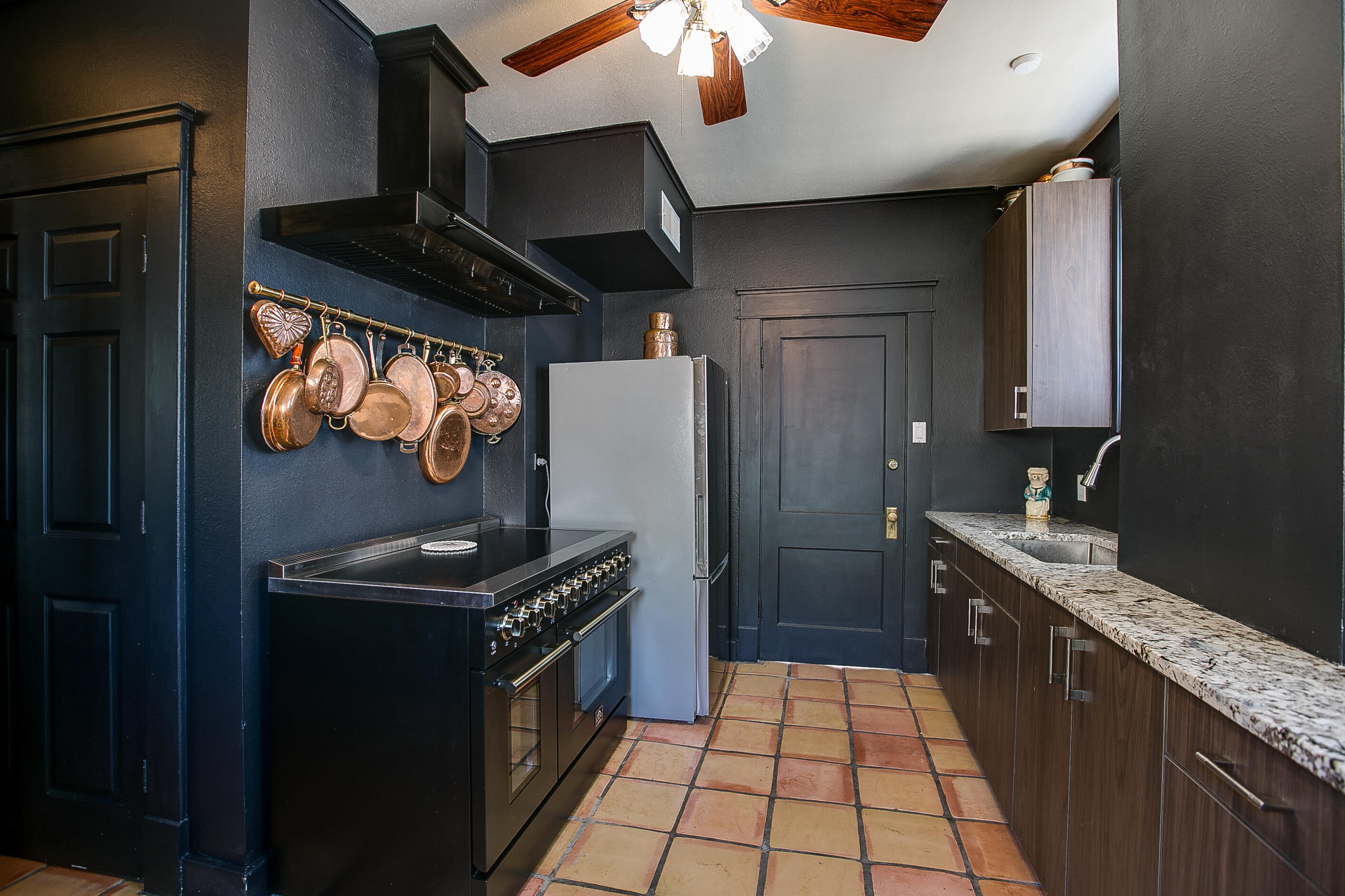 225 W Twohig Avenue Property Photo 9