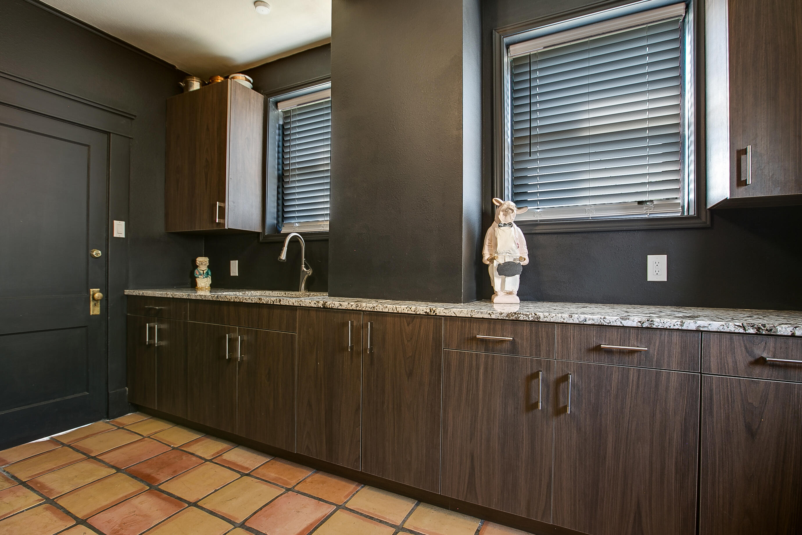 225 W Twohig Avenue Property Photo 11