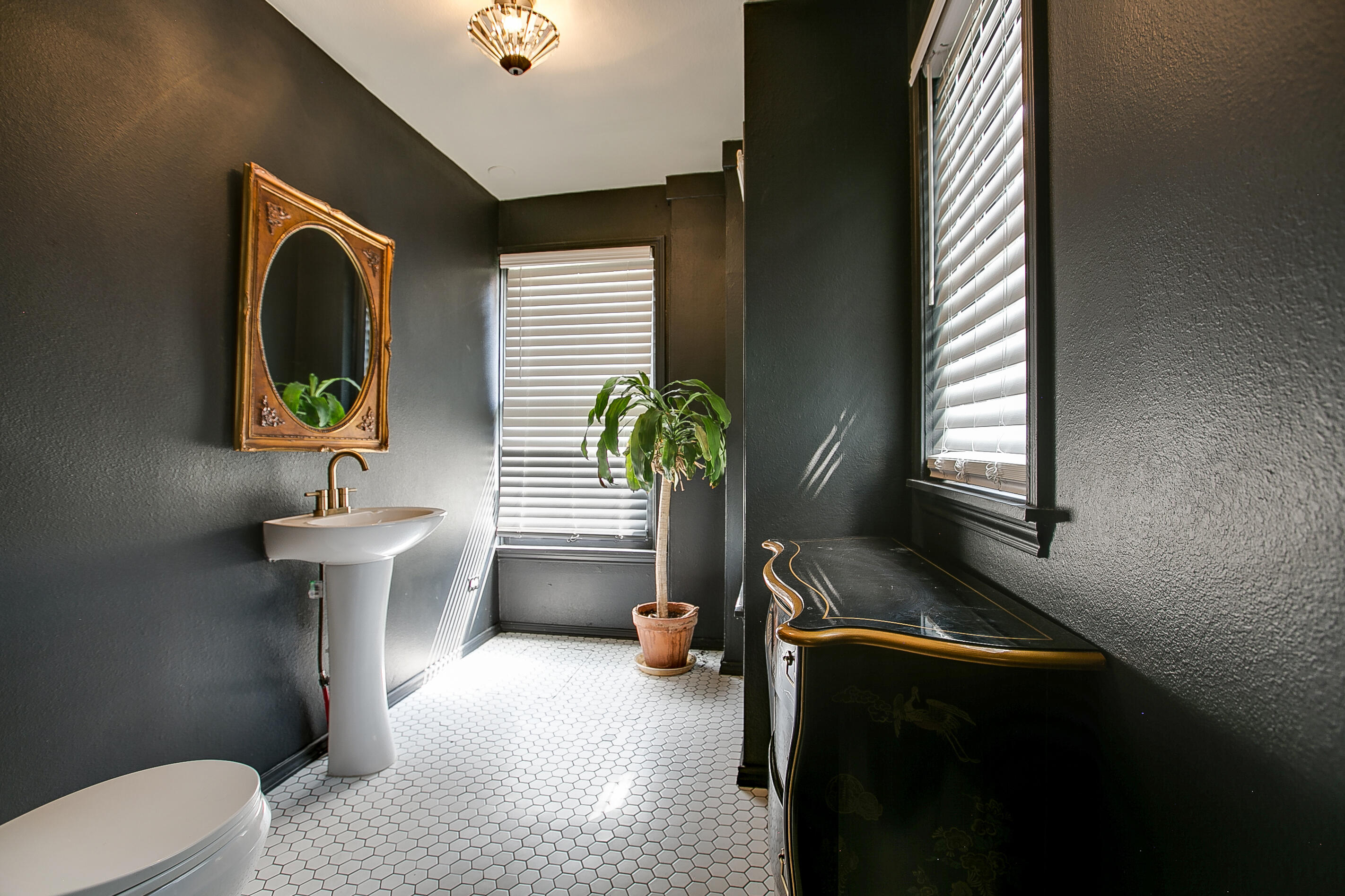 225 W Twohig Avenue Property Photo 22