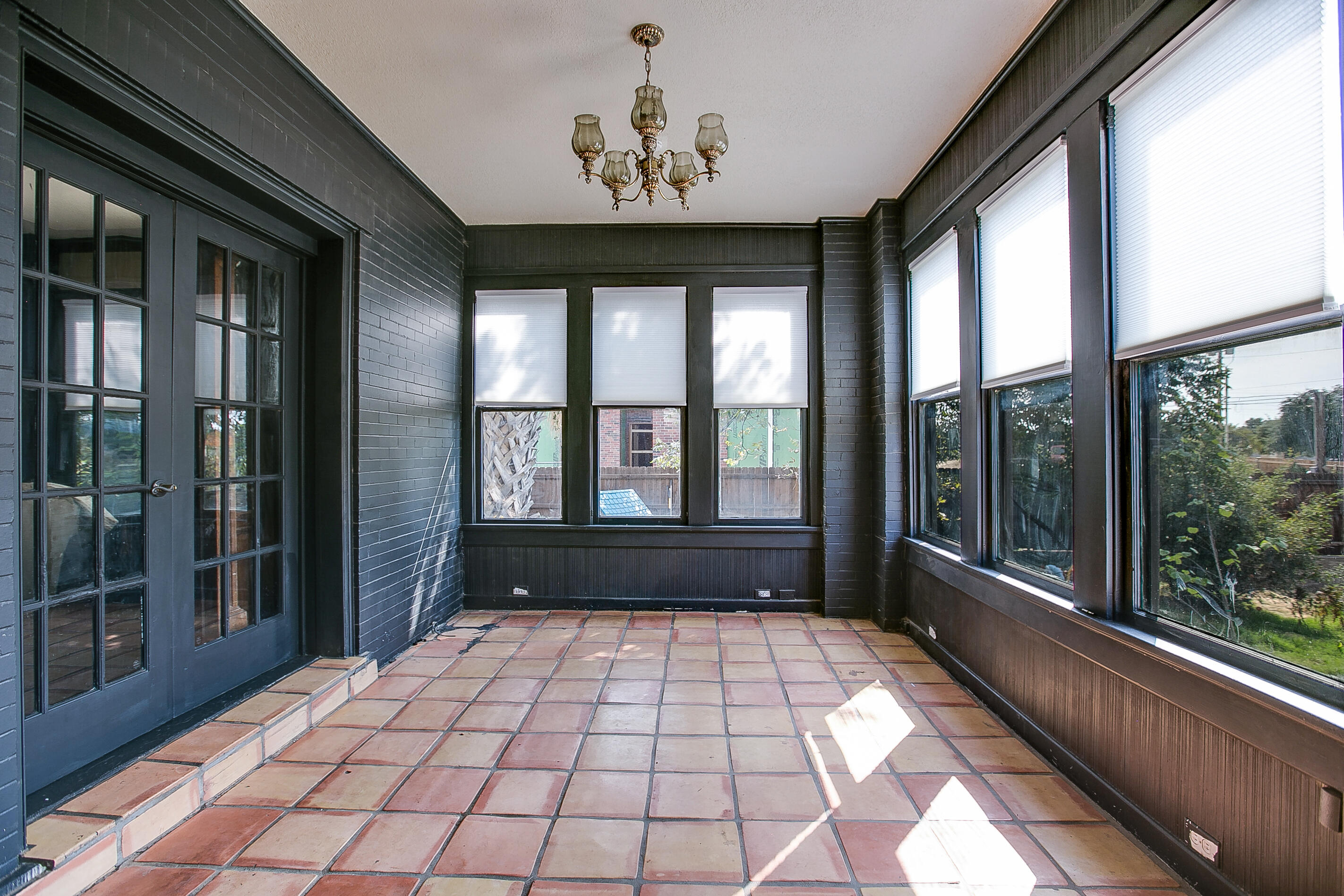 225 W Twohig Avenue Property Photo 24