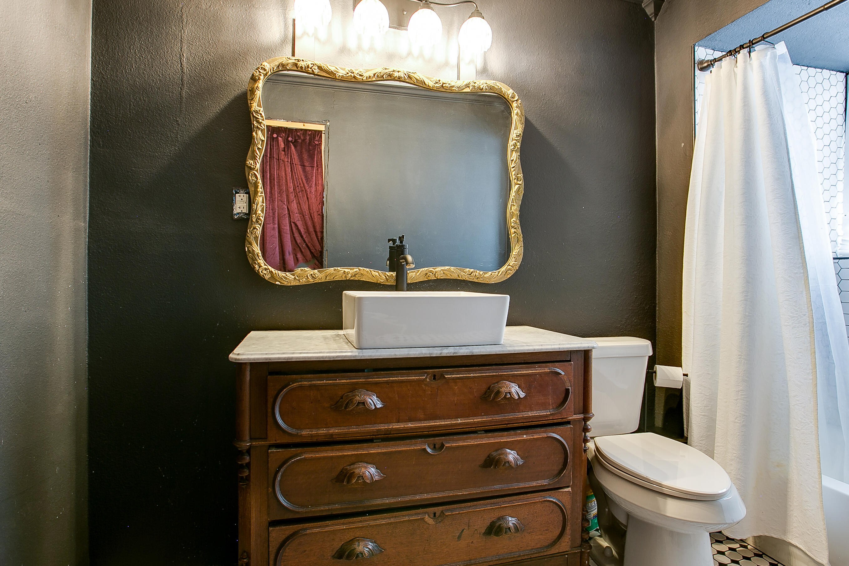 225 W Twohig Avenue Property Photo 32