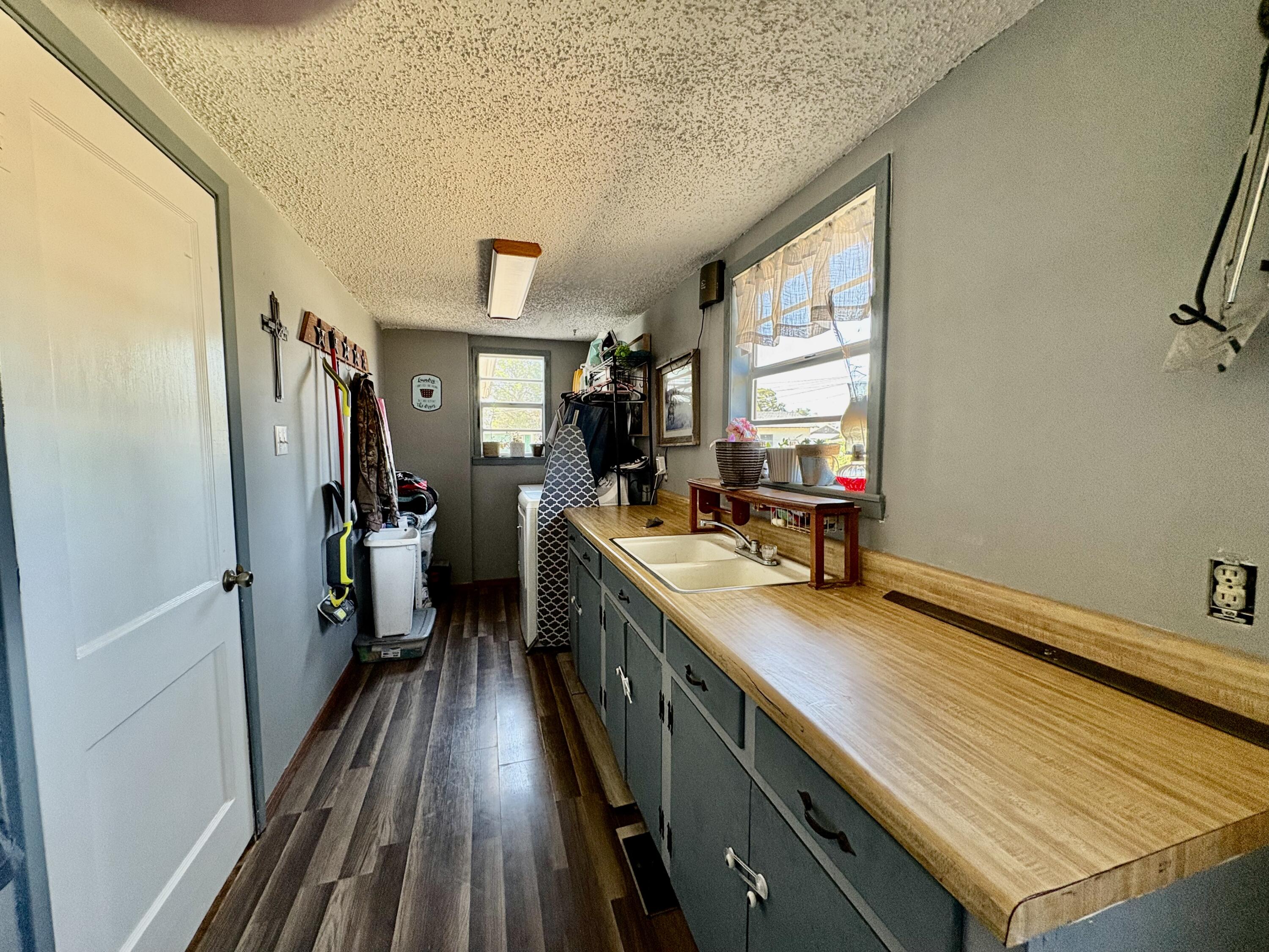 1205 W 12th Street Property Photo 20
