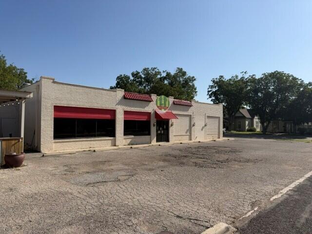 900 W Ave J Property Photo 4