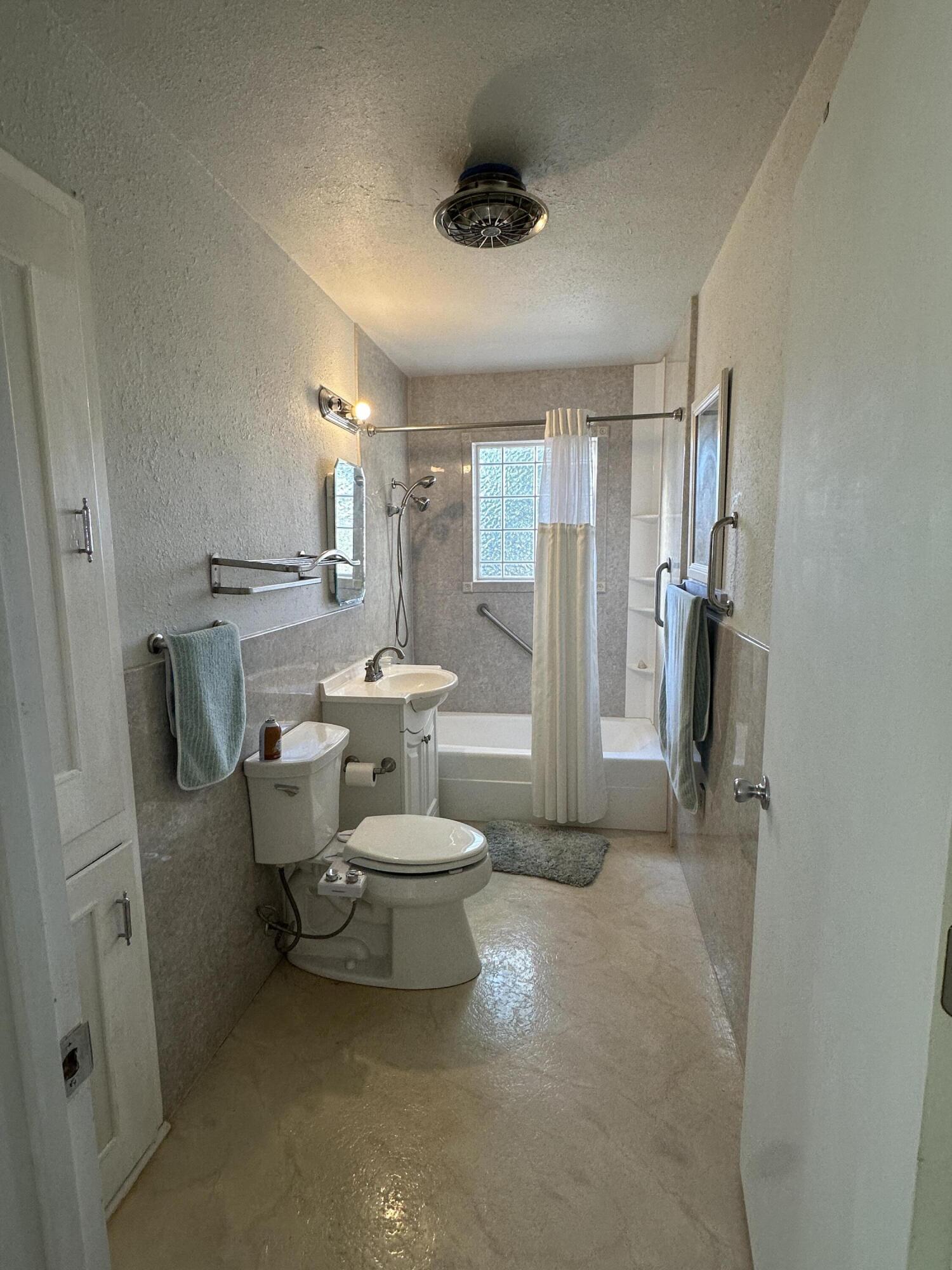 713 W Blanchard Street Property Photo 6