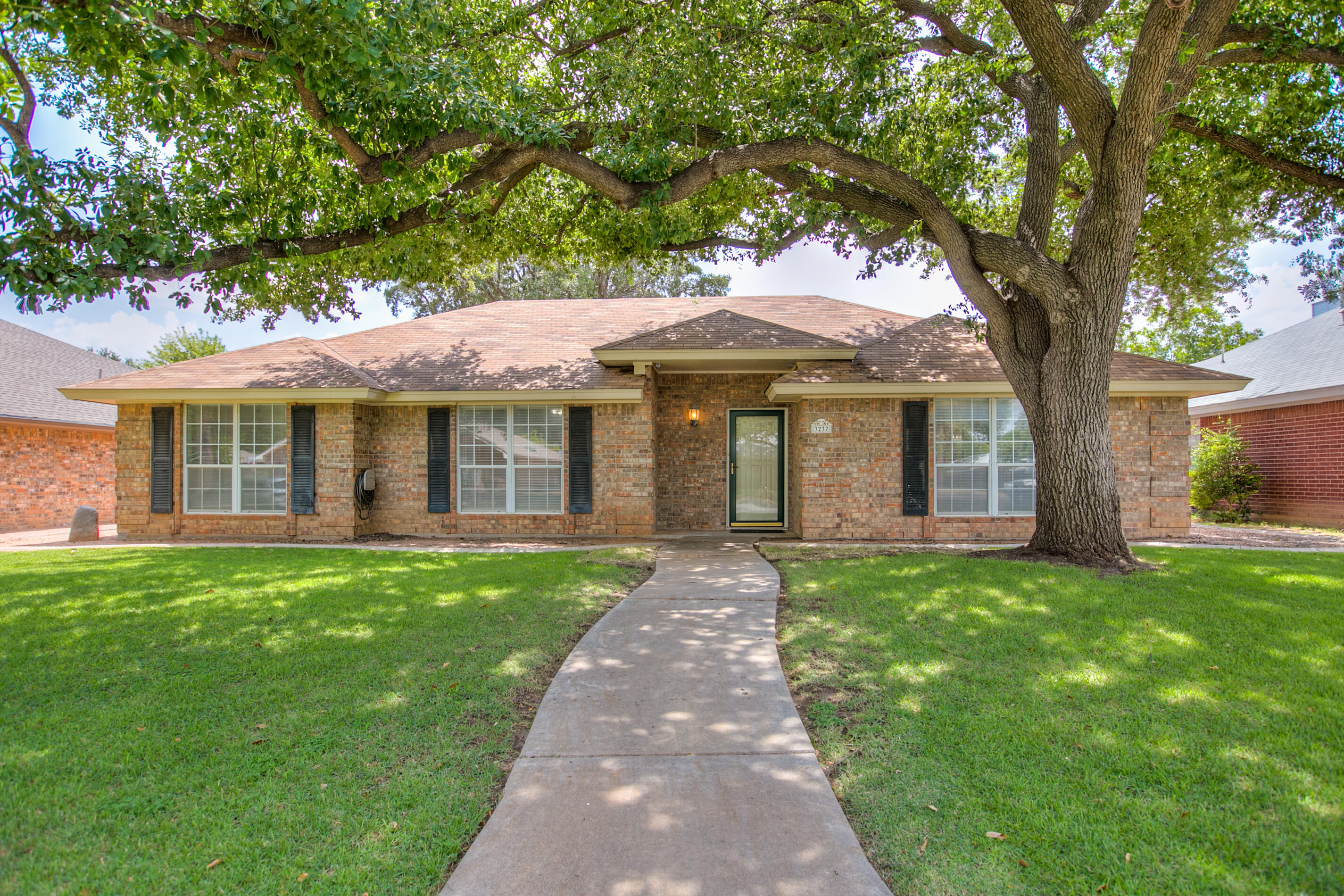 3237 Maplewood Drive Property Photo 1