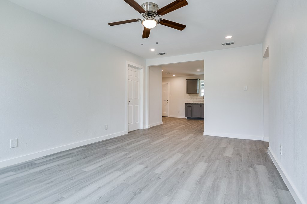 2624 Dallas Street Property Photo 6
