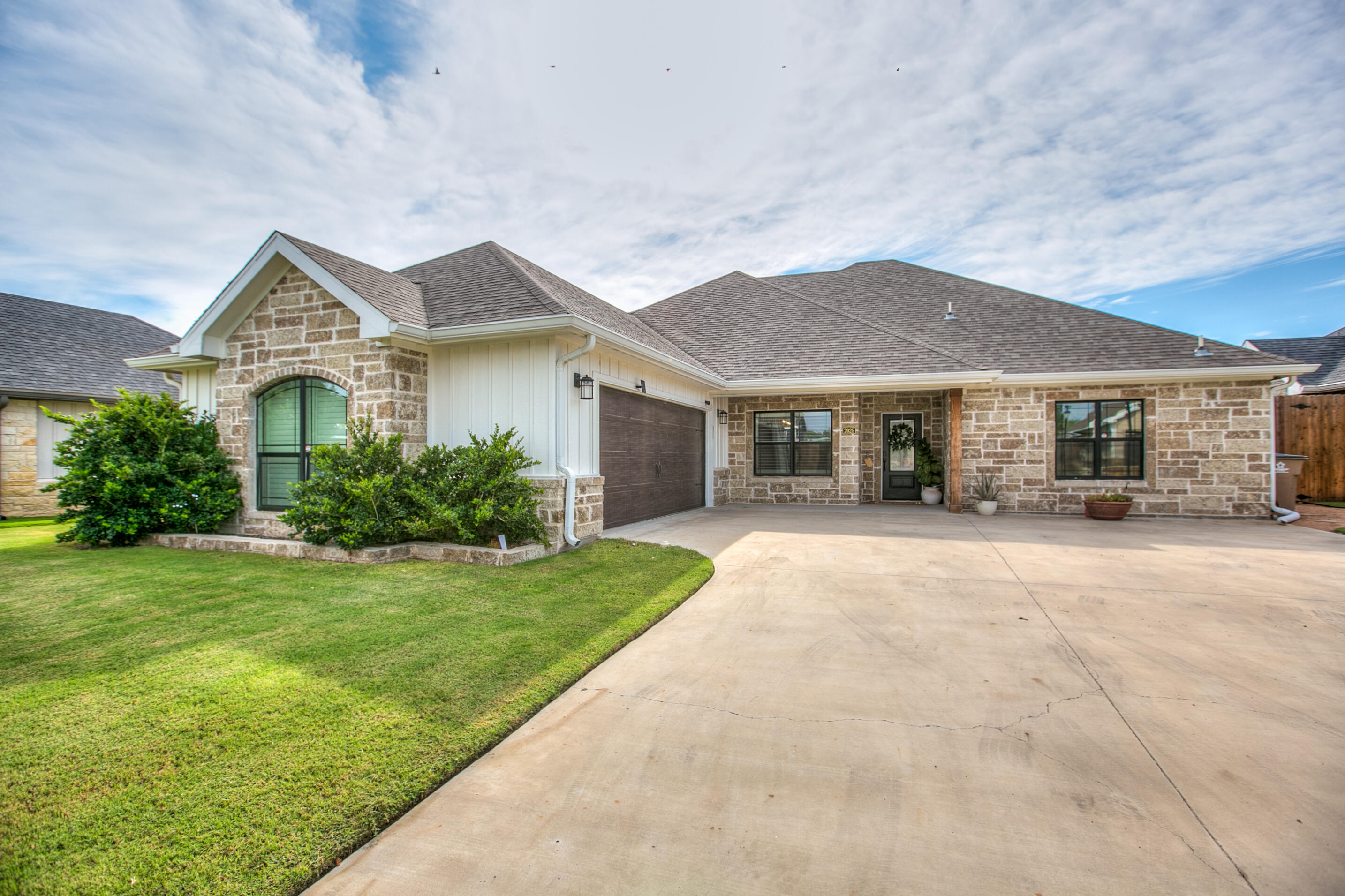 2025 Silver Creek Court Property Photo 1