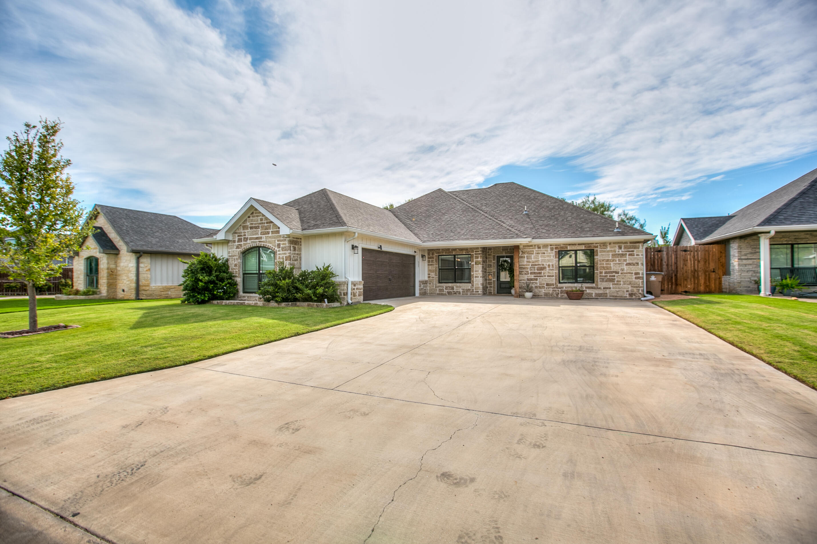 2025 Silver Creek Court Property Photo 3