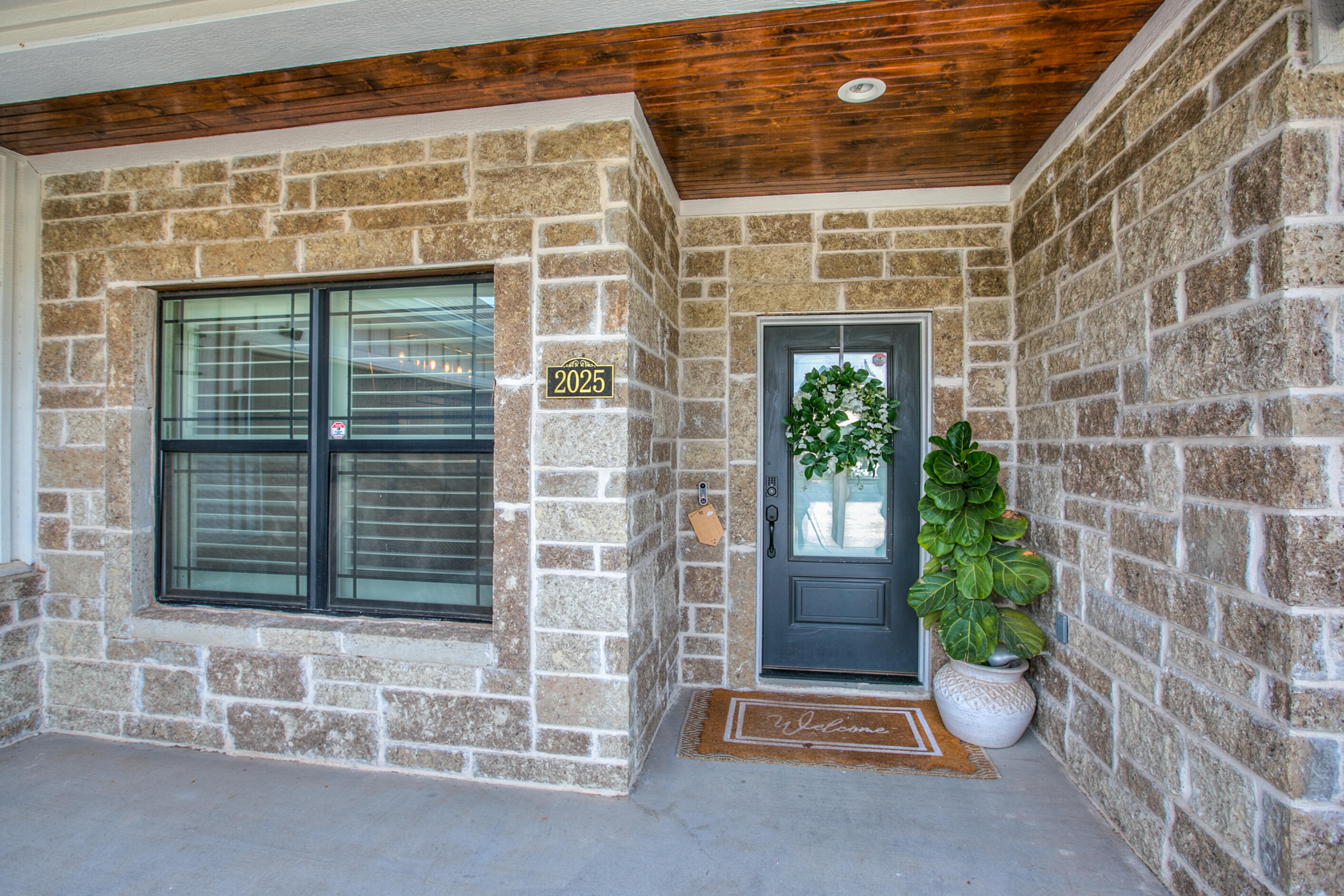 2025 Silver Creek Court Property Photo 4