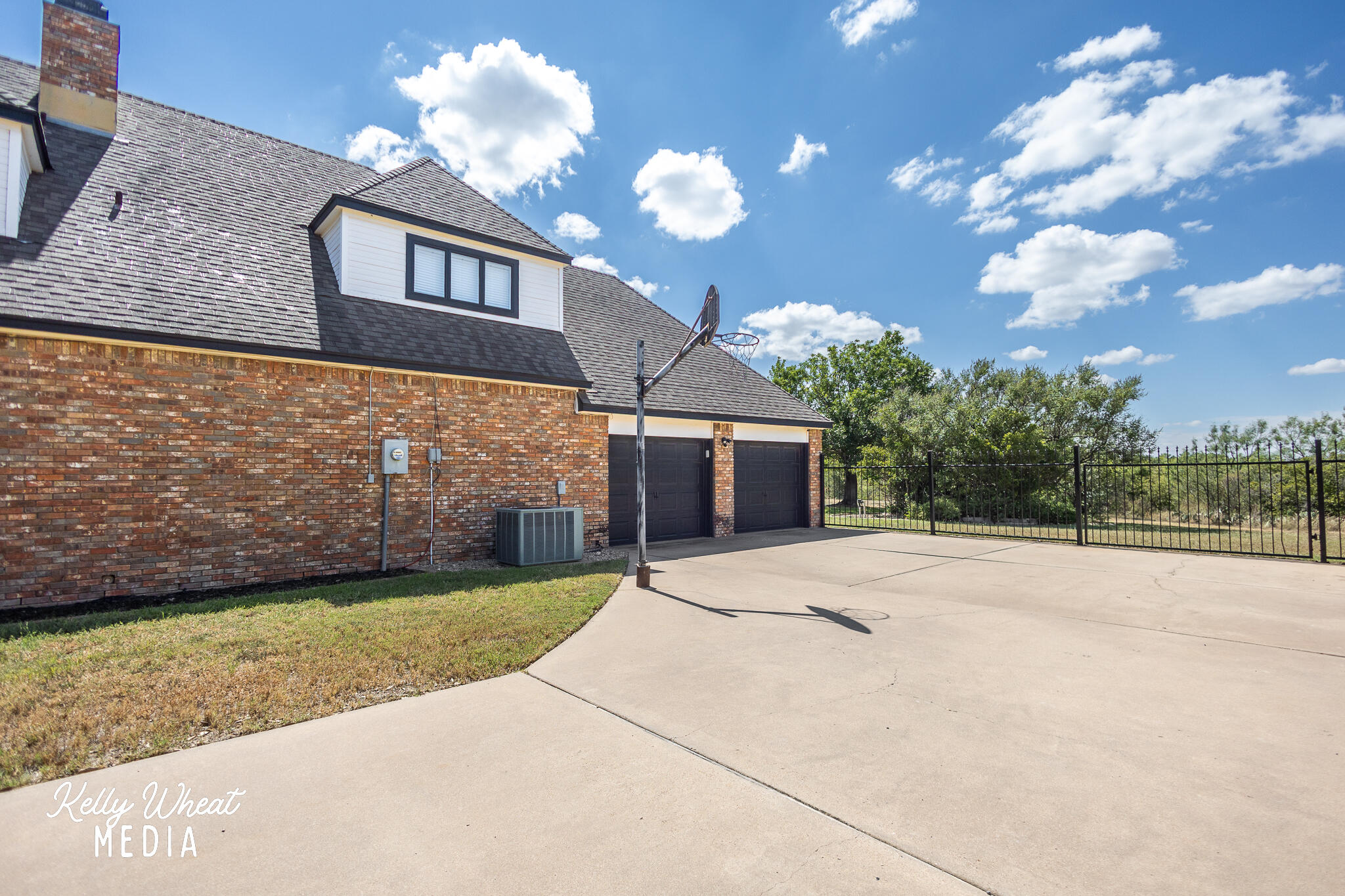 6609 Pinehurst Drive Property Photo 5