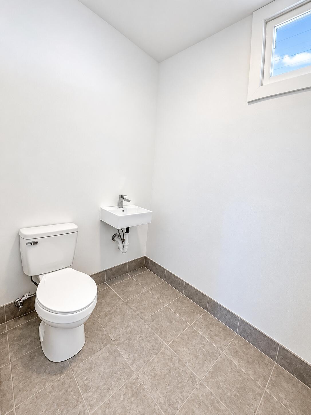 102 E 10th Street Property Photo 8