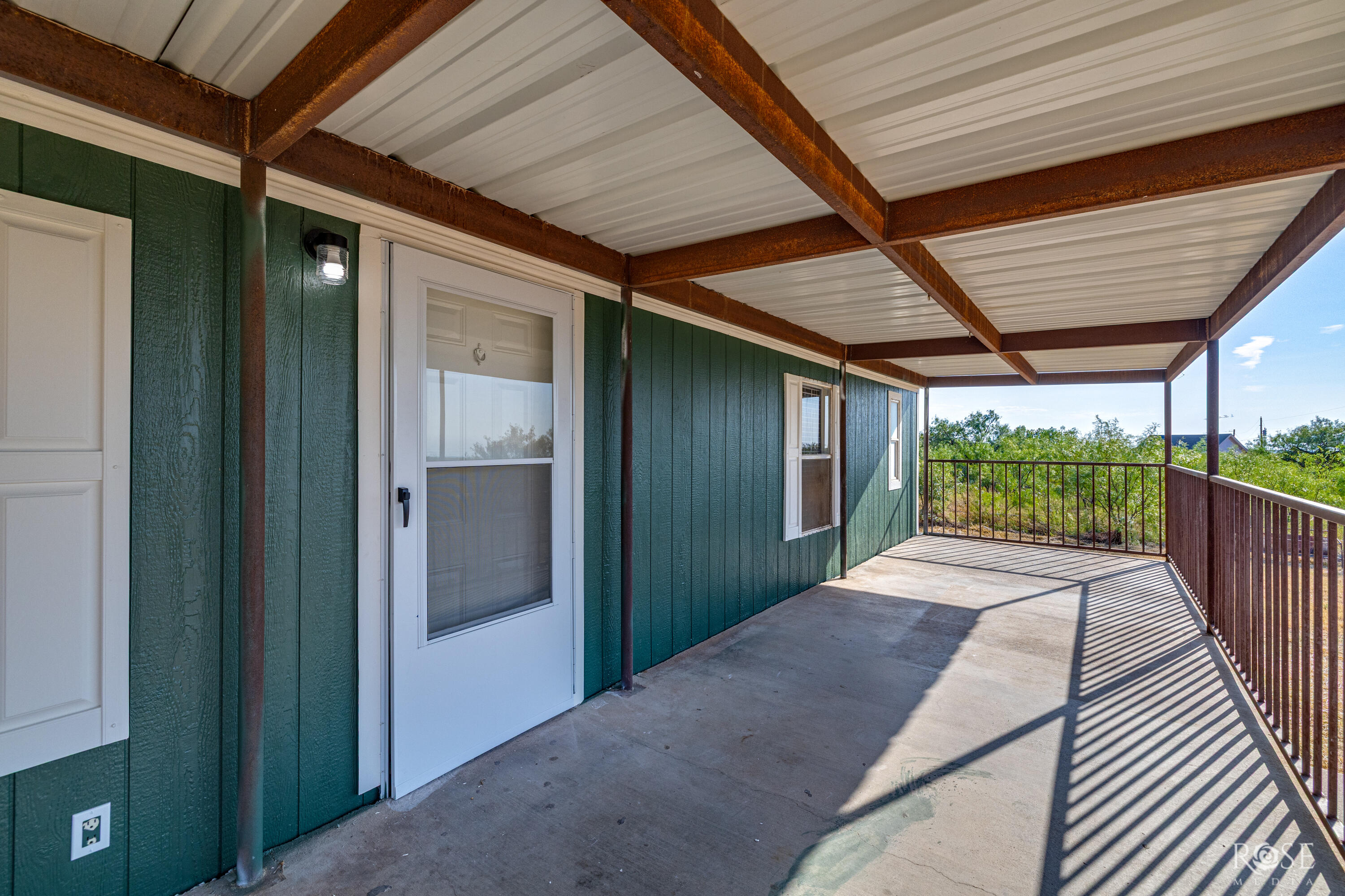 2870 E Valley Drive Property Photo 4