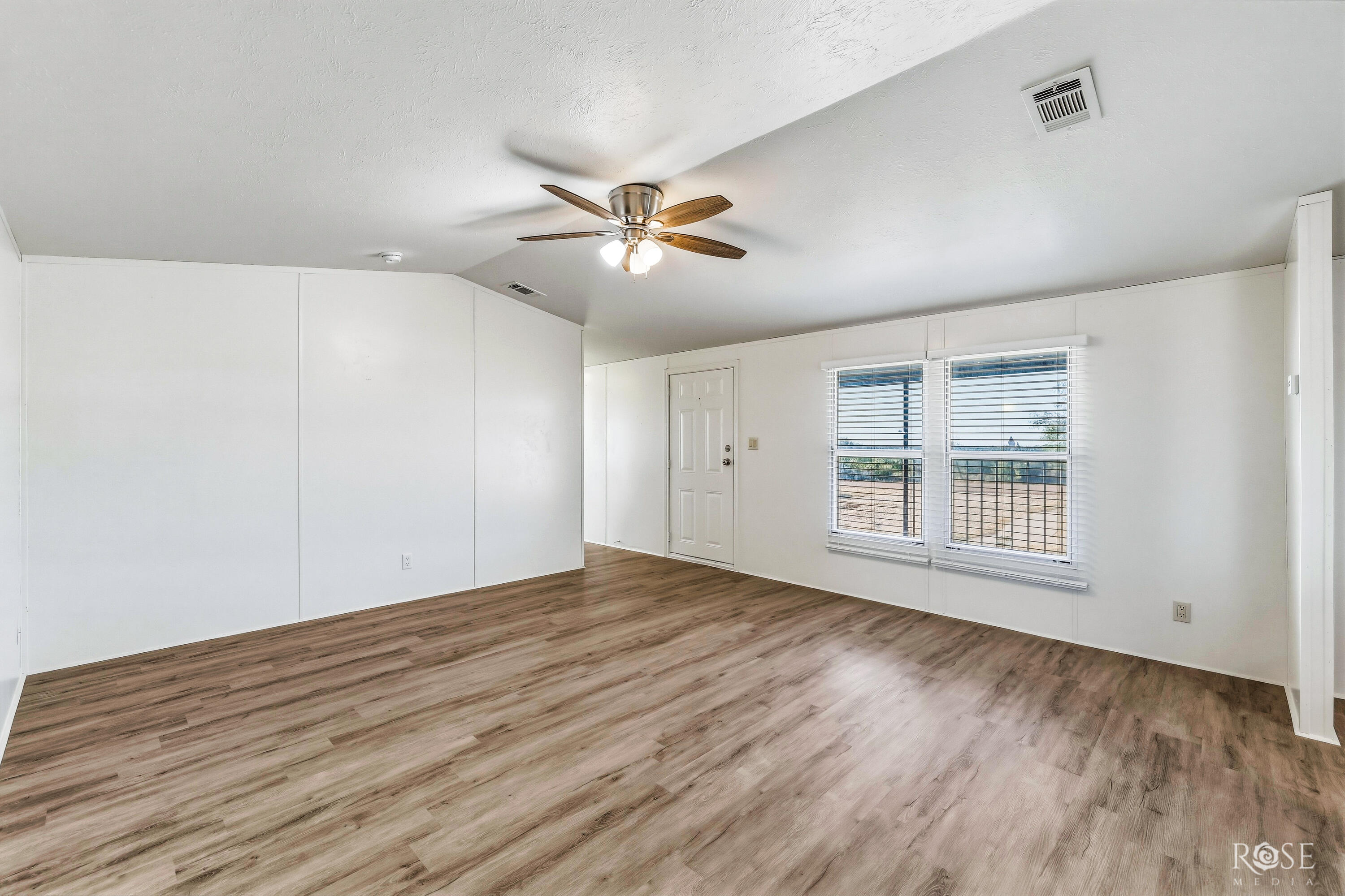 2870 E Valley Drive Property Photo 6