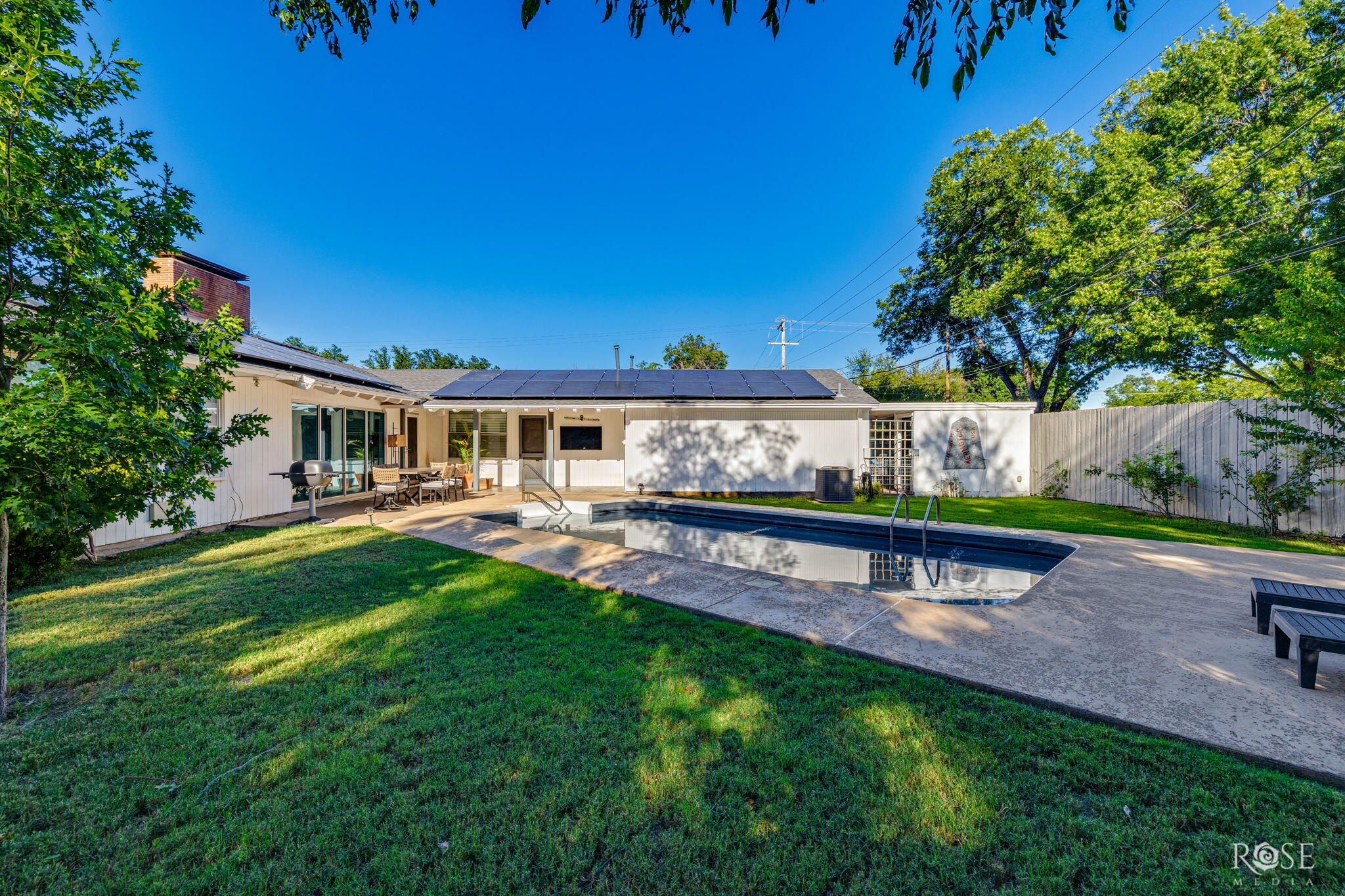 2501 Live Oak Street Property Photo 2