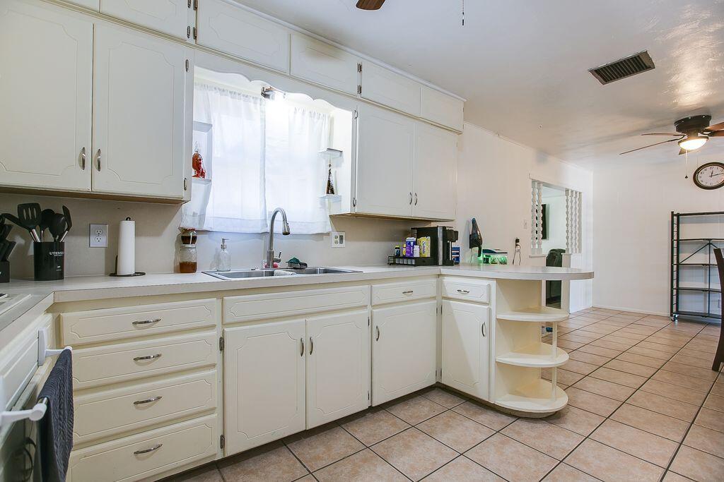 2306 Brown Street Property Photo 13