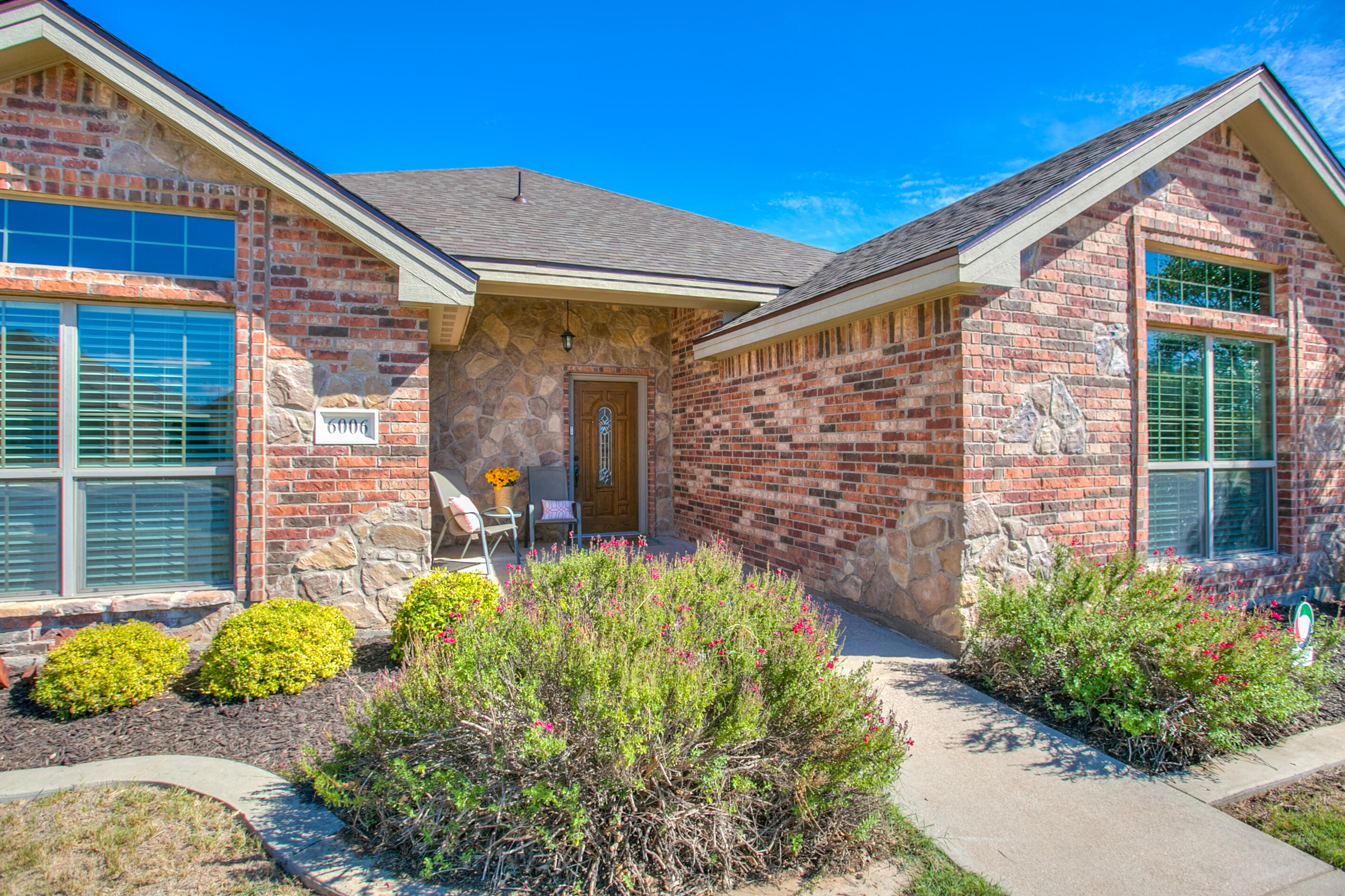 6006 San Saba Street Property Photo 2