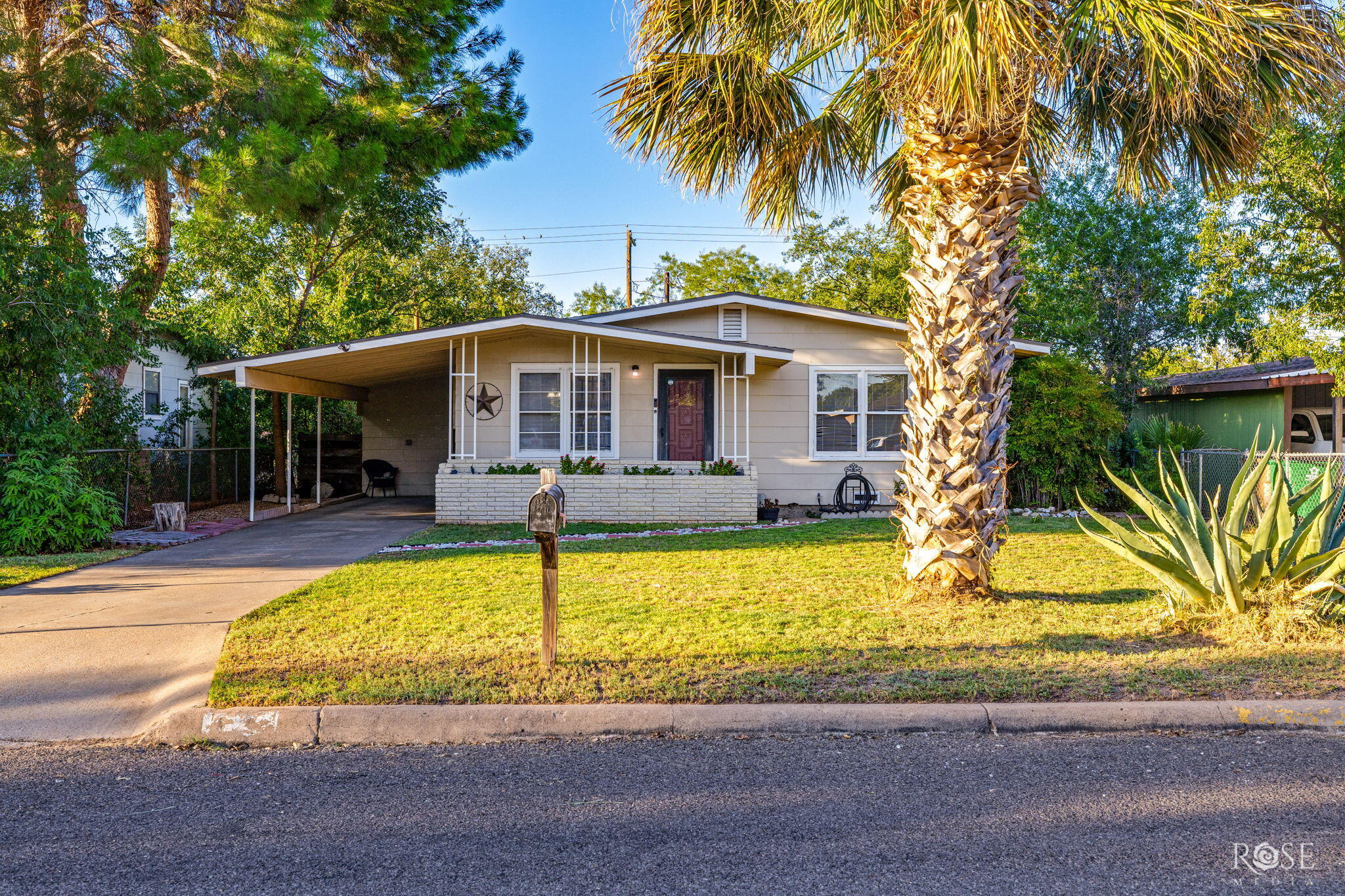 318 River Oaks Street Property Photo 1