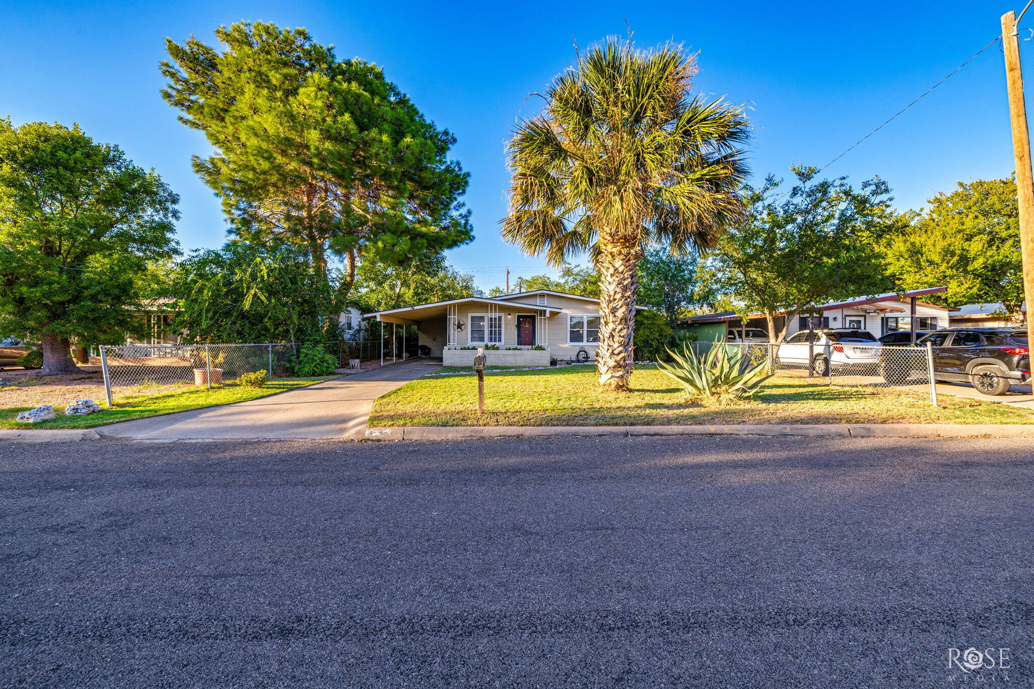 318 River Oaks Street Property Photo 2