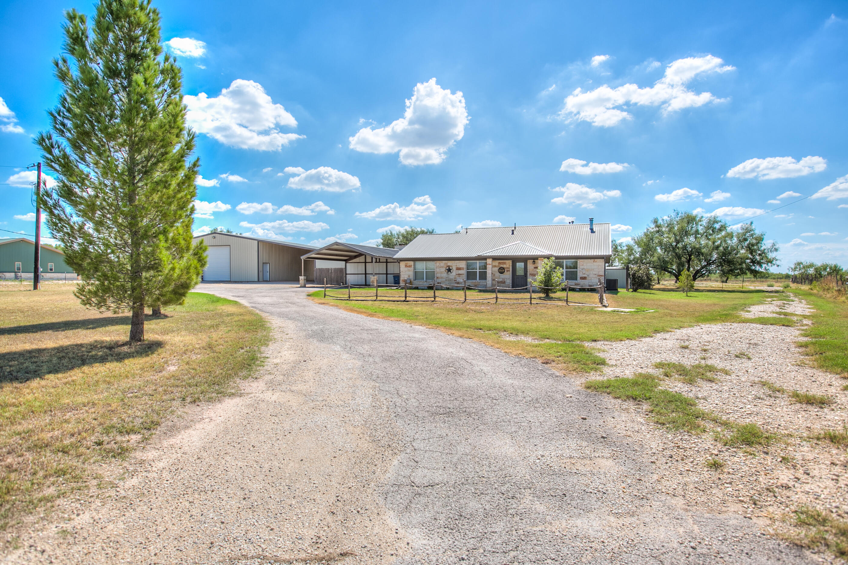 725 Fm 584 Property Photo 1