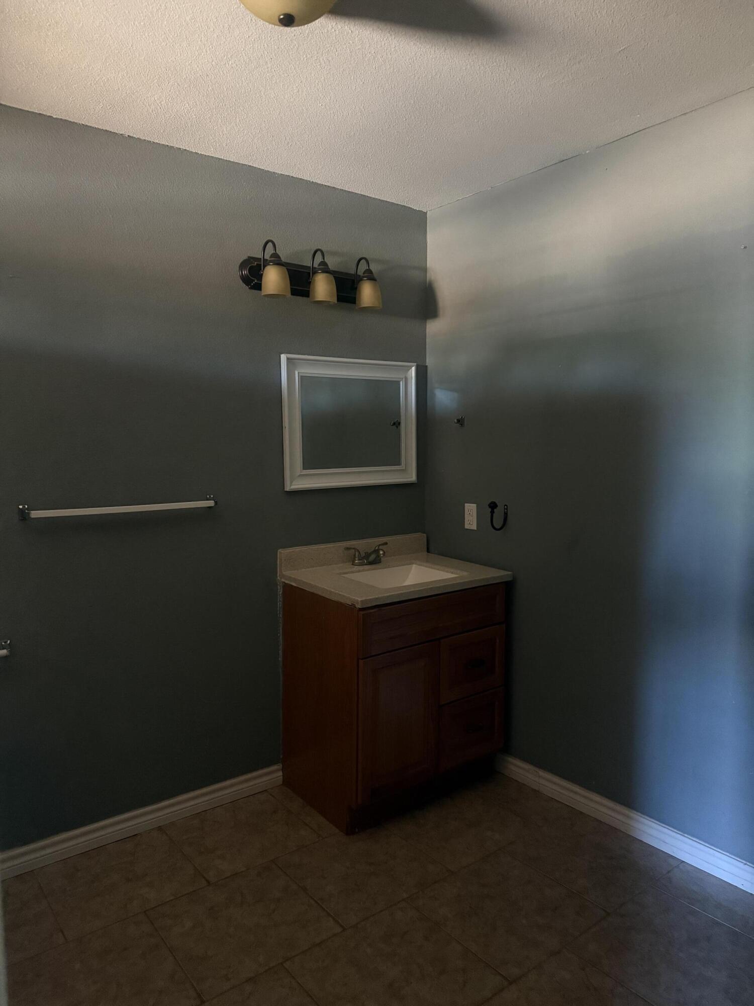 114 W Avenue L Property Photo 13