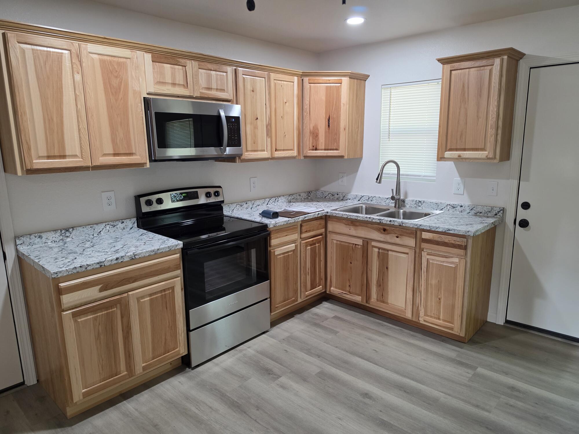 102 E Riverside Avenue Property Photo 2
