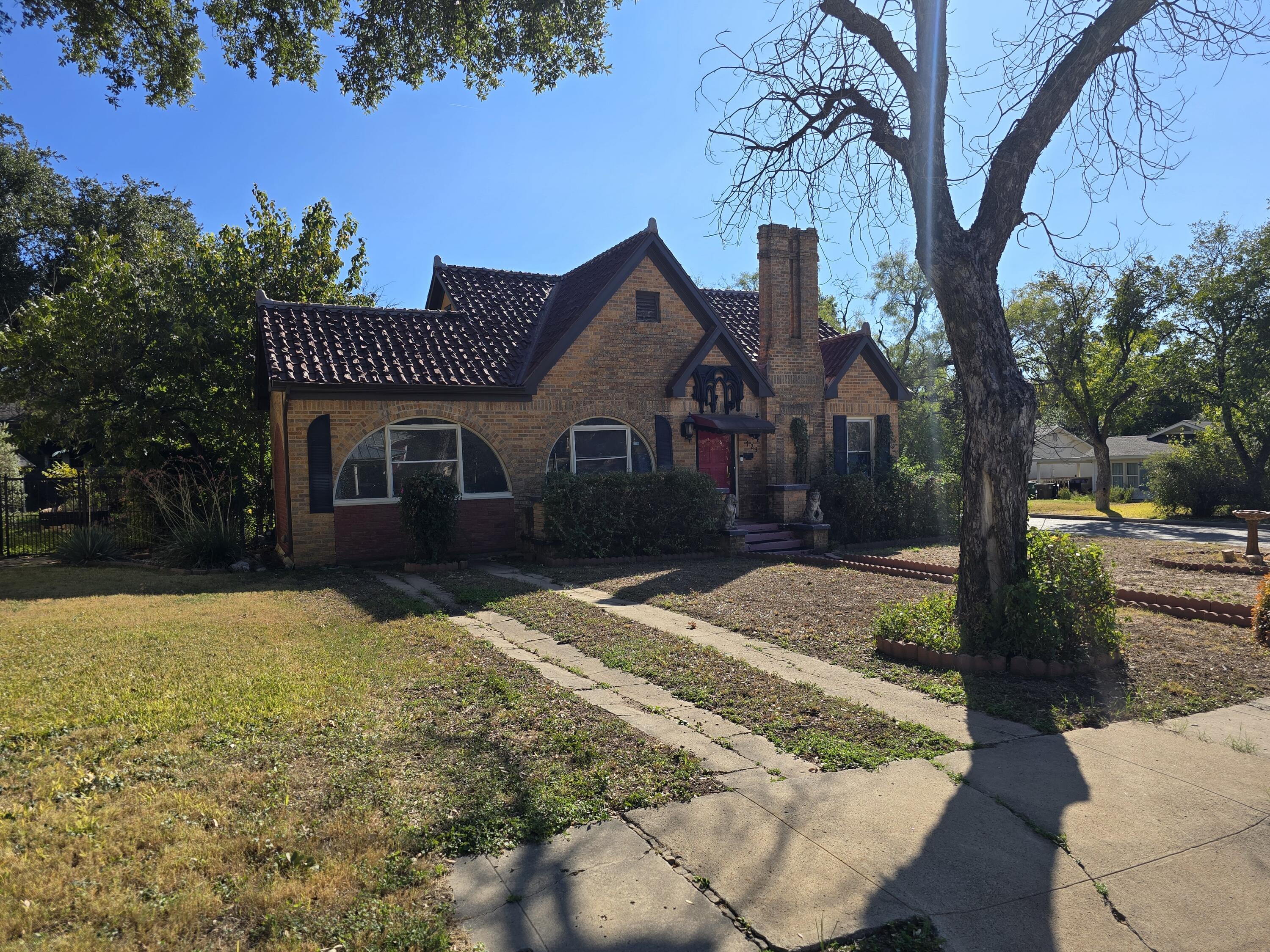 723 W Highland Boulevard Property Photo 1