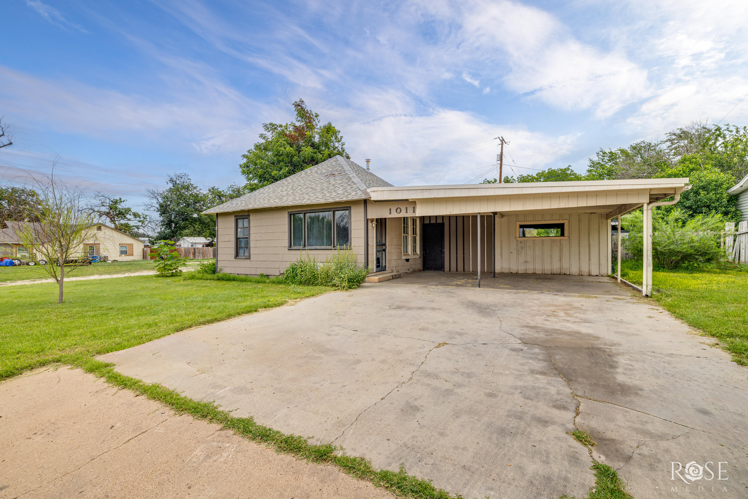 1011 S Crockett Avenue Property Photo 2