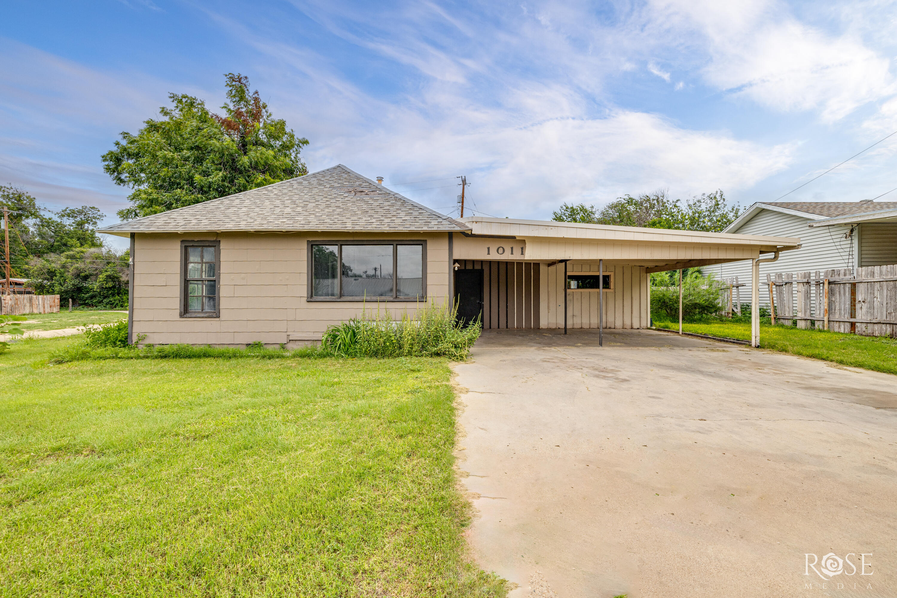 1011 S Crockett Avenue Property Photo 3