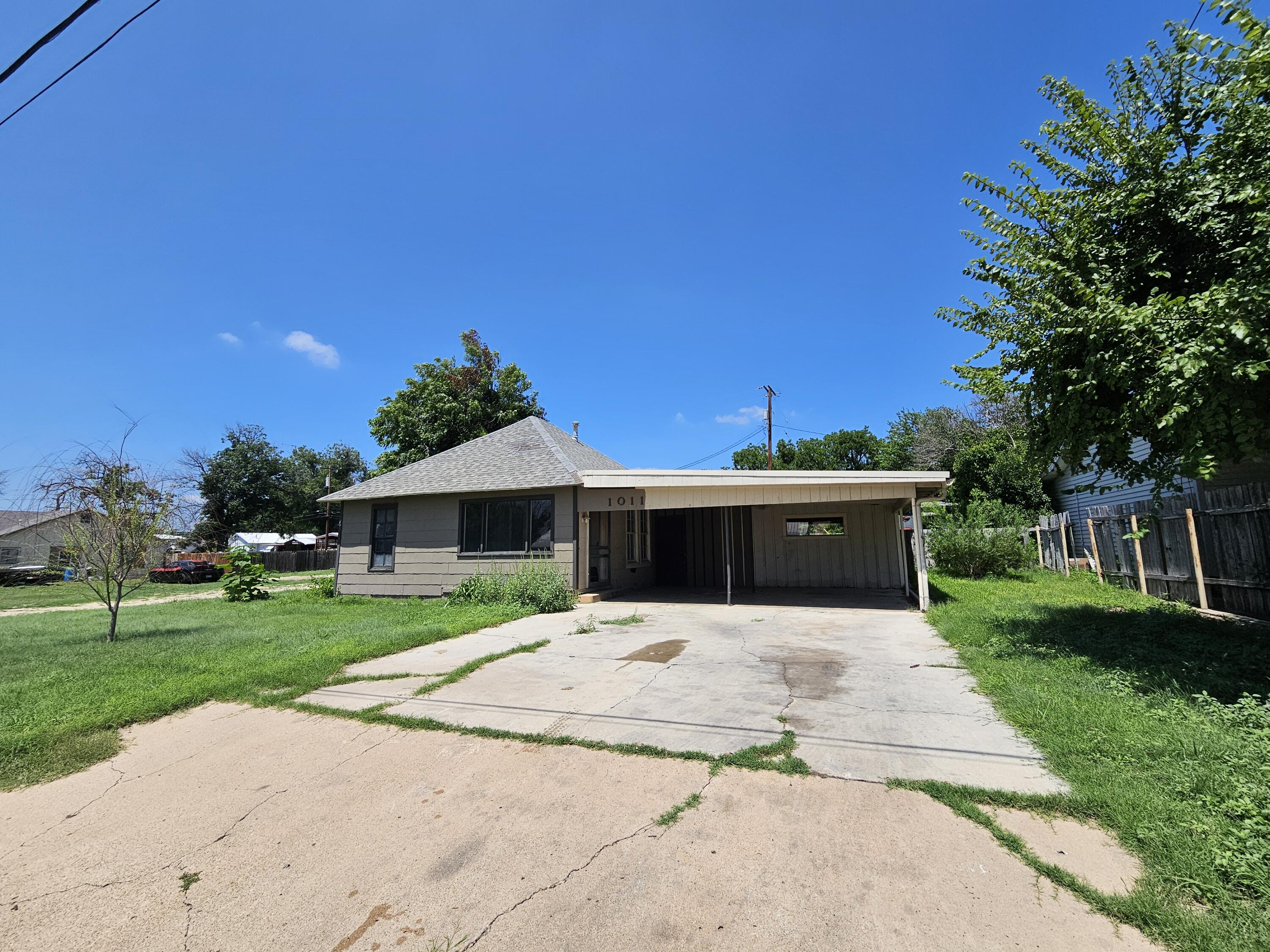 1011 S Crockett Avenue Property Photo 4