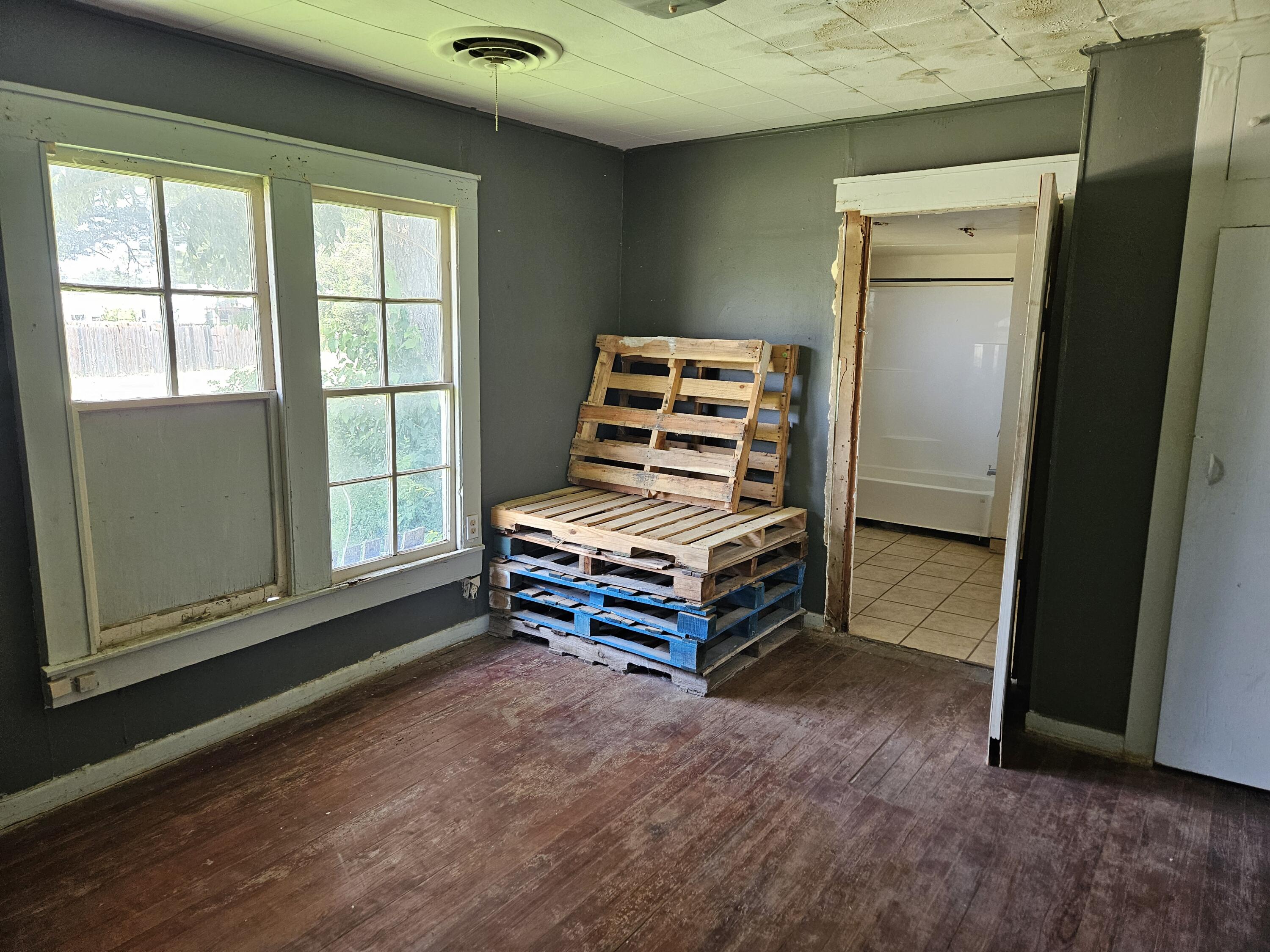 1011 S Crockett Avenue Property Photo 6