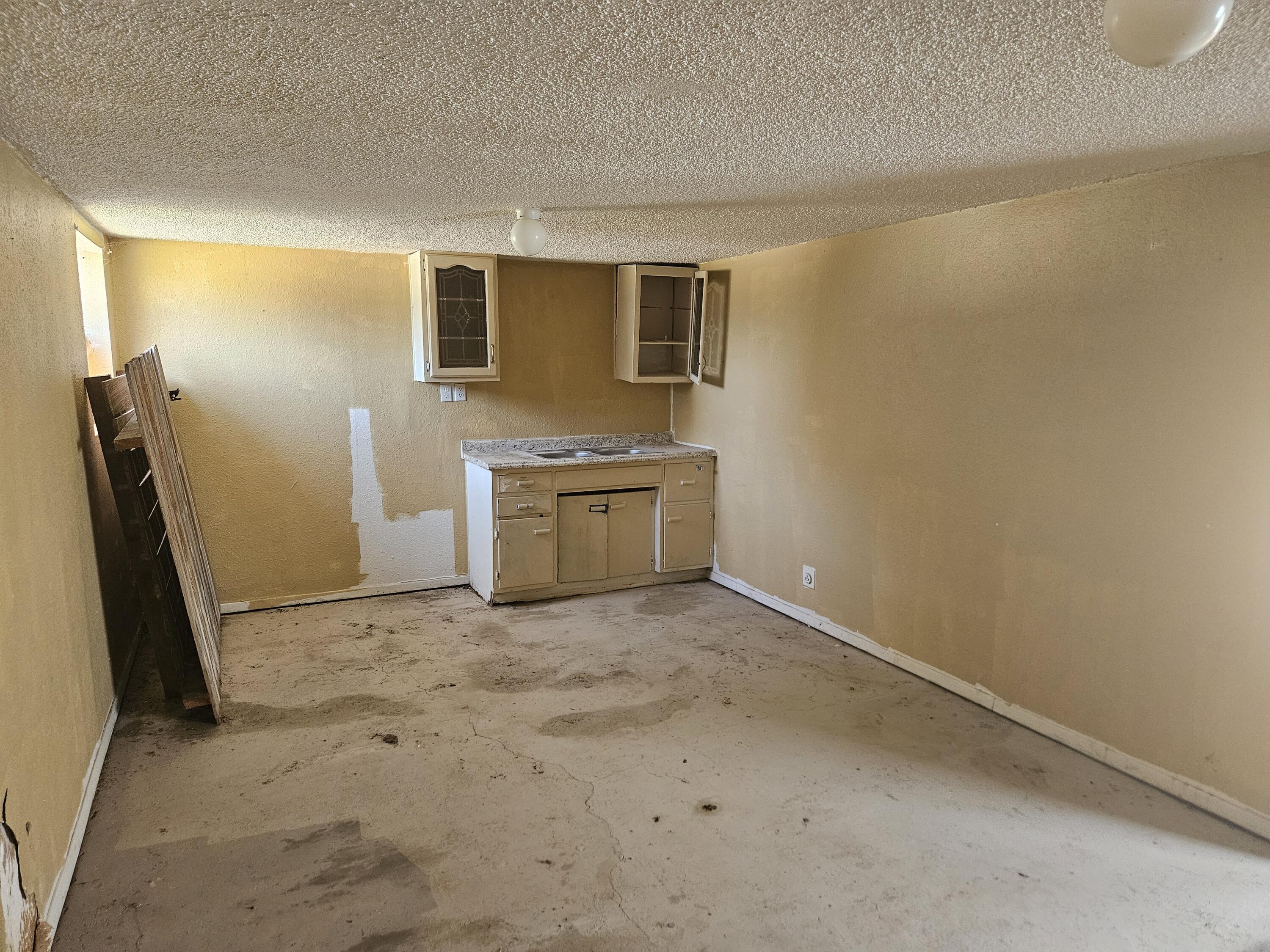 1011 S Crockett Avenue Property Photo 9