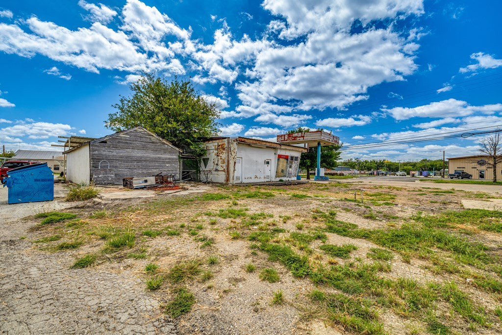 606 N Crockett Avenue Property Photo 6