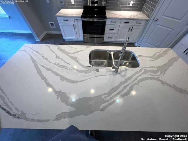 120 S Calvin Barrett Property Photo 7