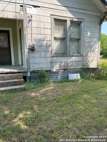 606 Armstrong St Property Photo 3