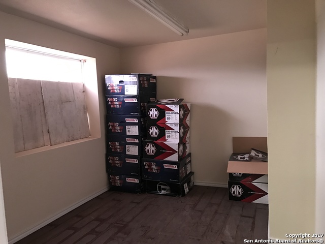 1119 S Oak St Property Photo 2