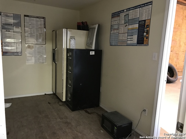 1119 S Oak St Property Photo 4