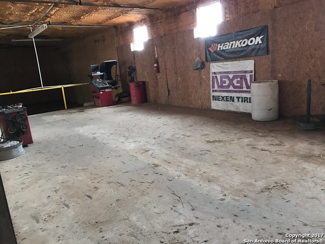 1119 S Oak St Property Photo 6