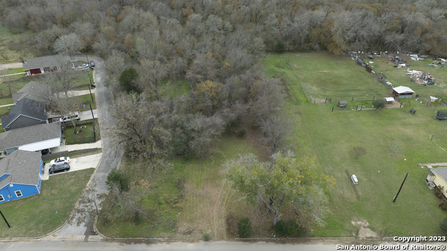 305 W Trinity St Property Photo 4