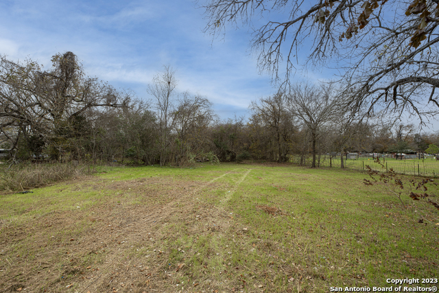 305 W Trinity St Property Photo 6