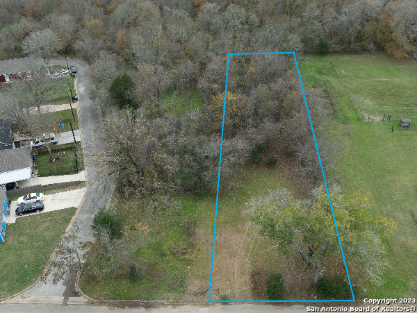 305 W Trinity St Property Photo 8